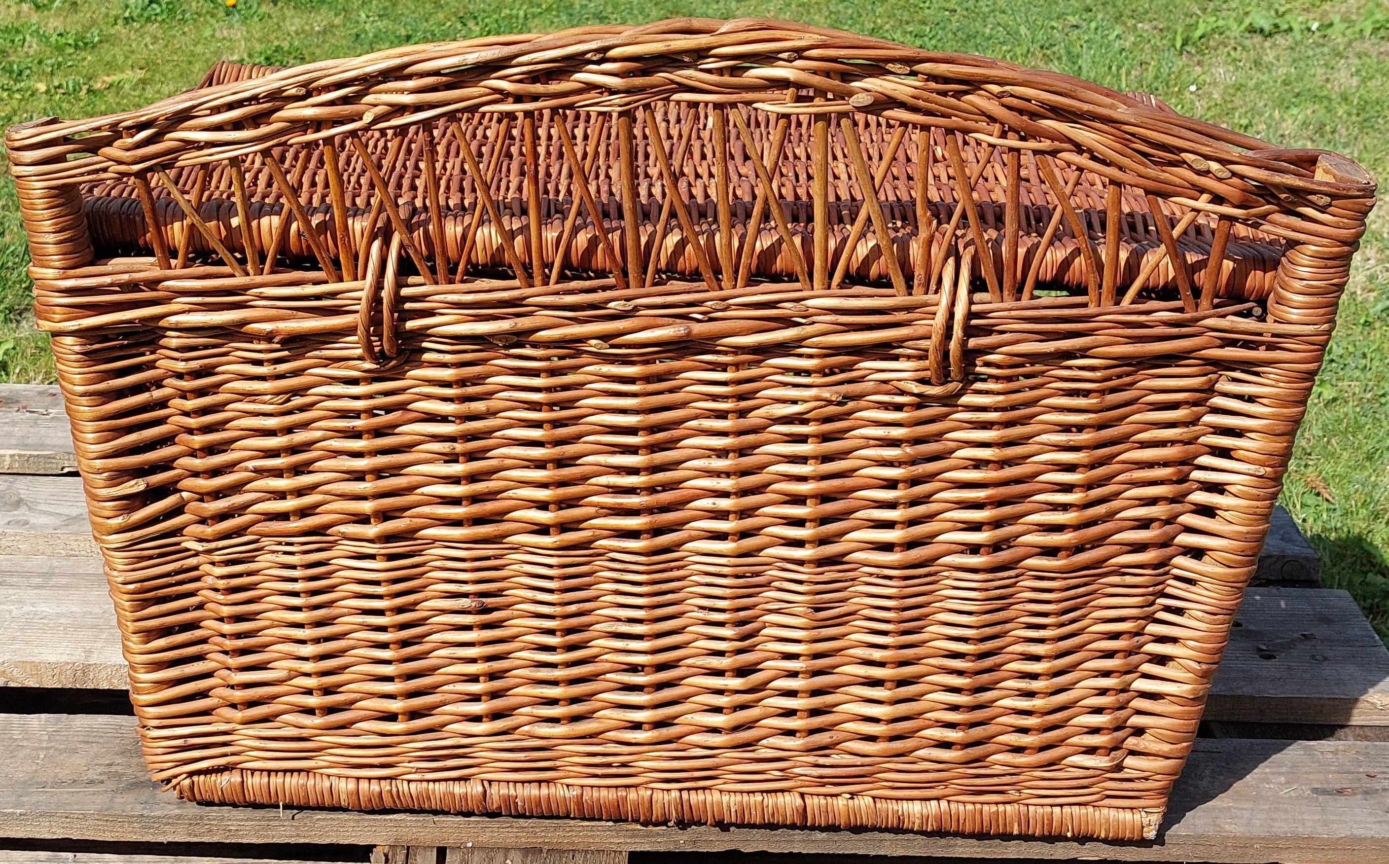 Wicker chest