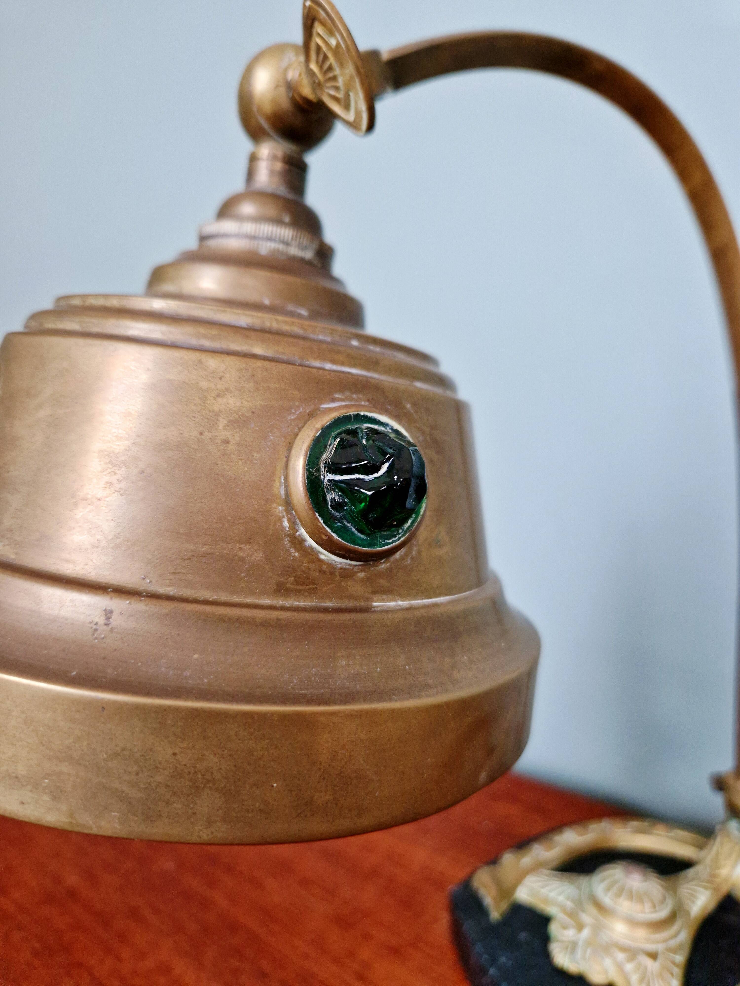 Art Nouveau desk lamp in brass on a black marble base, 1910-20.