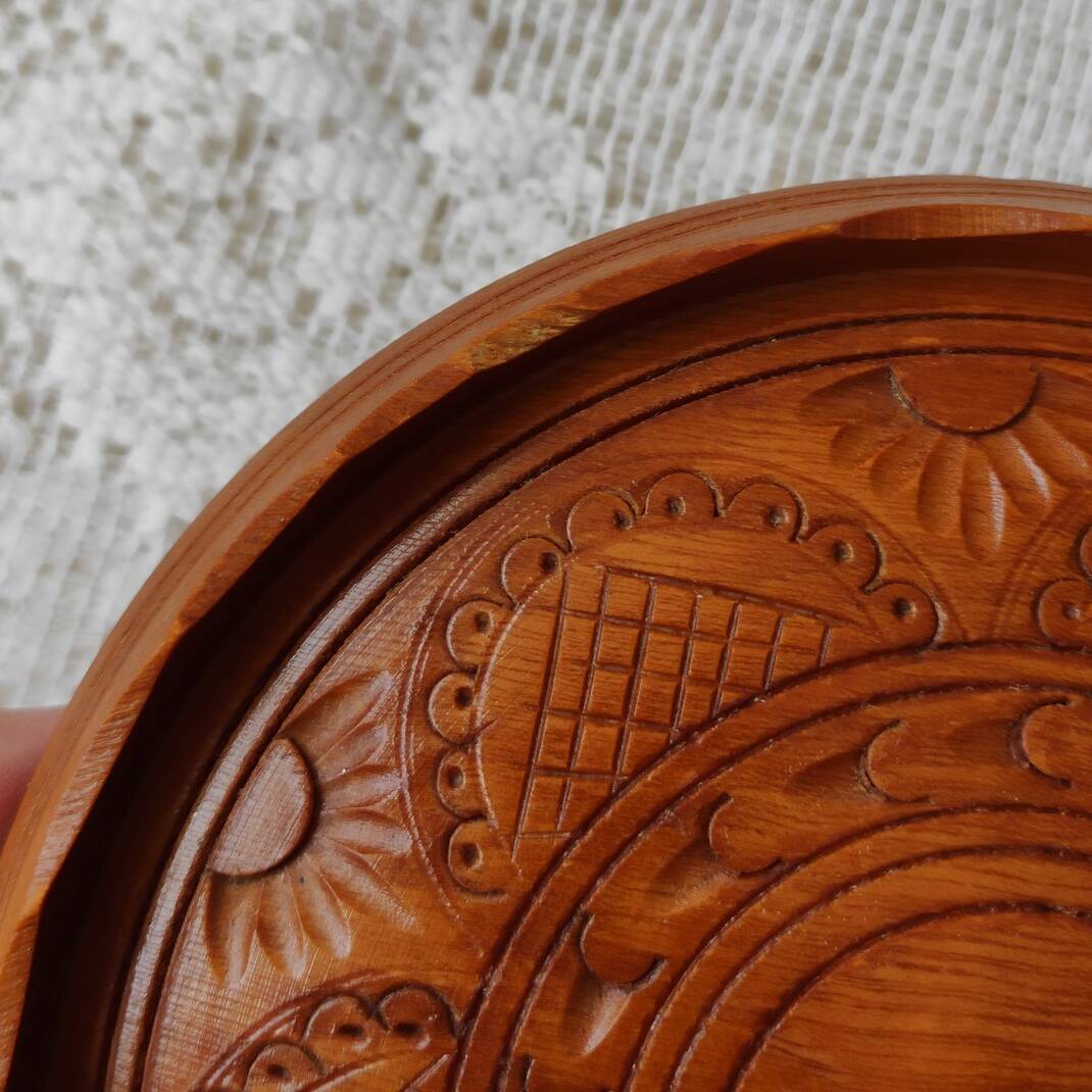 Boite en bois couvercle ciselé