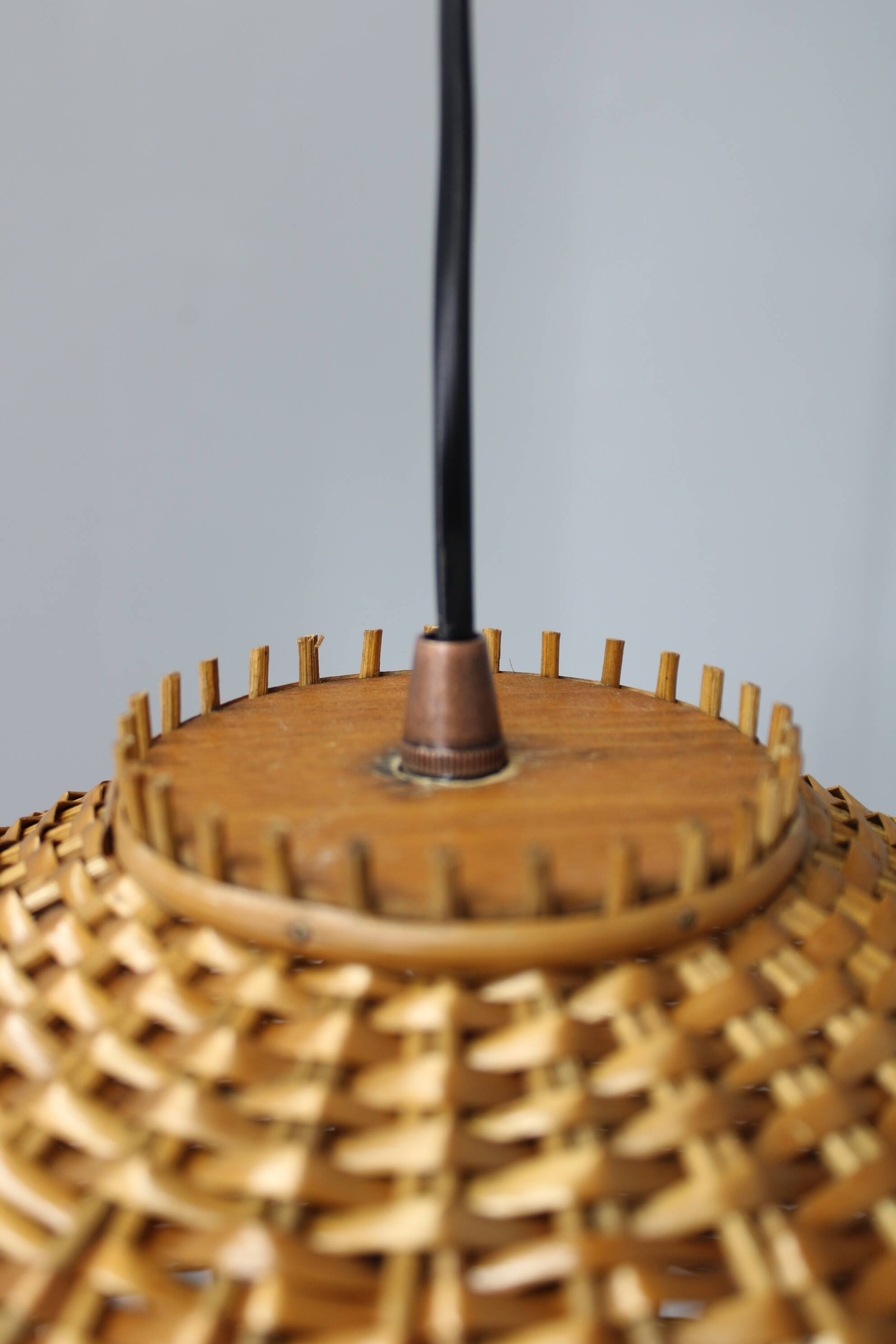 Lampe murale en bois réglable de style mid-century avec abat-jour en rotin, années 1970.