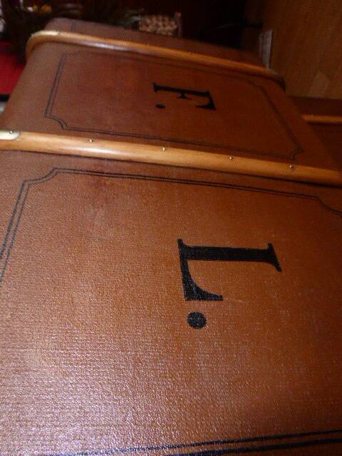 Curved mail bag in tawny from the 1920s - 100 x 54 x 46 cm