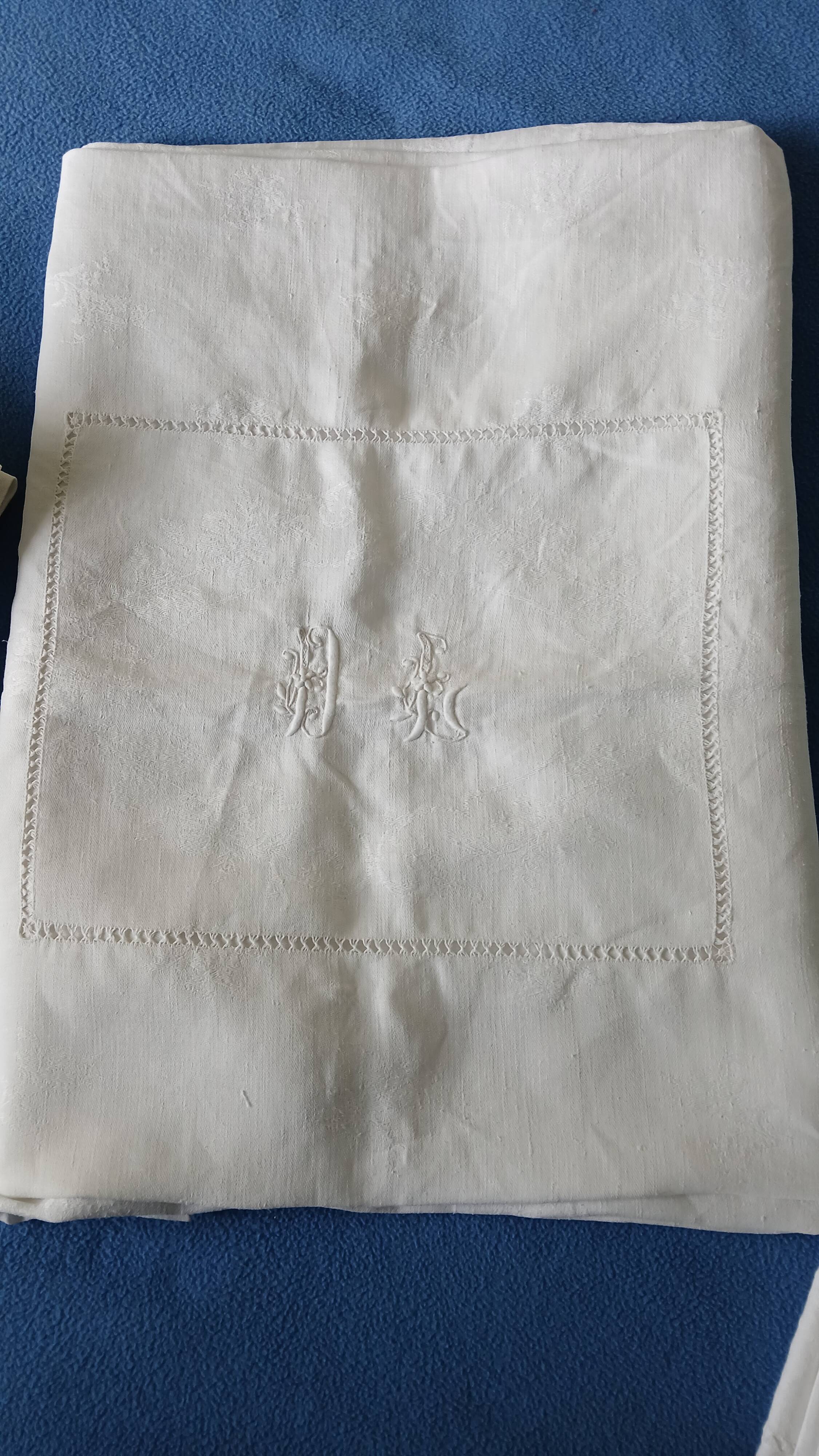 Nappe ancienne brodée et 12 serviettes