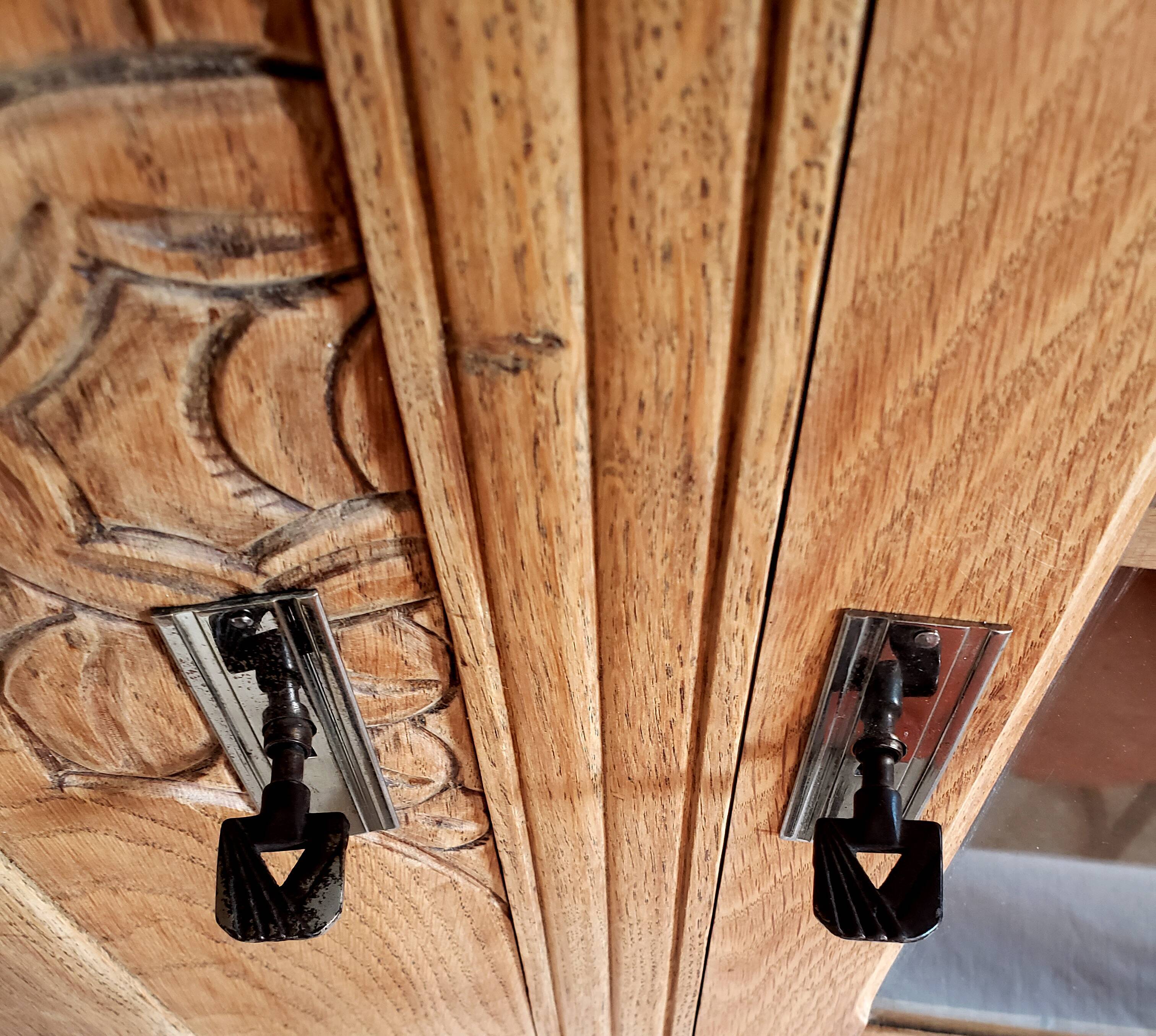 Art-deco wall showcase in raw oak