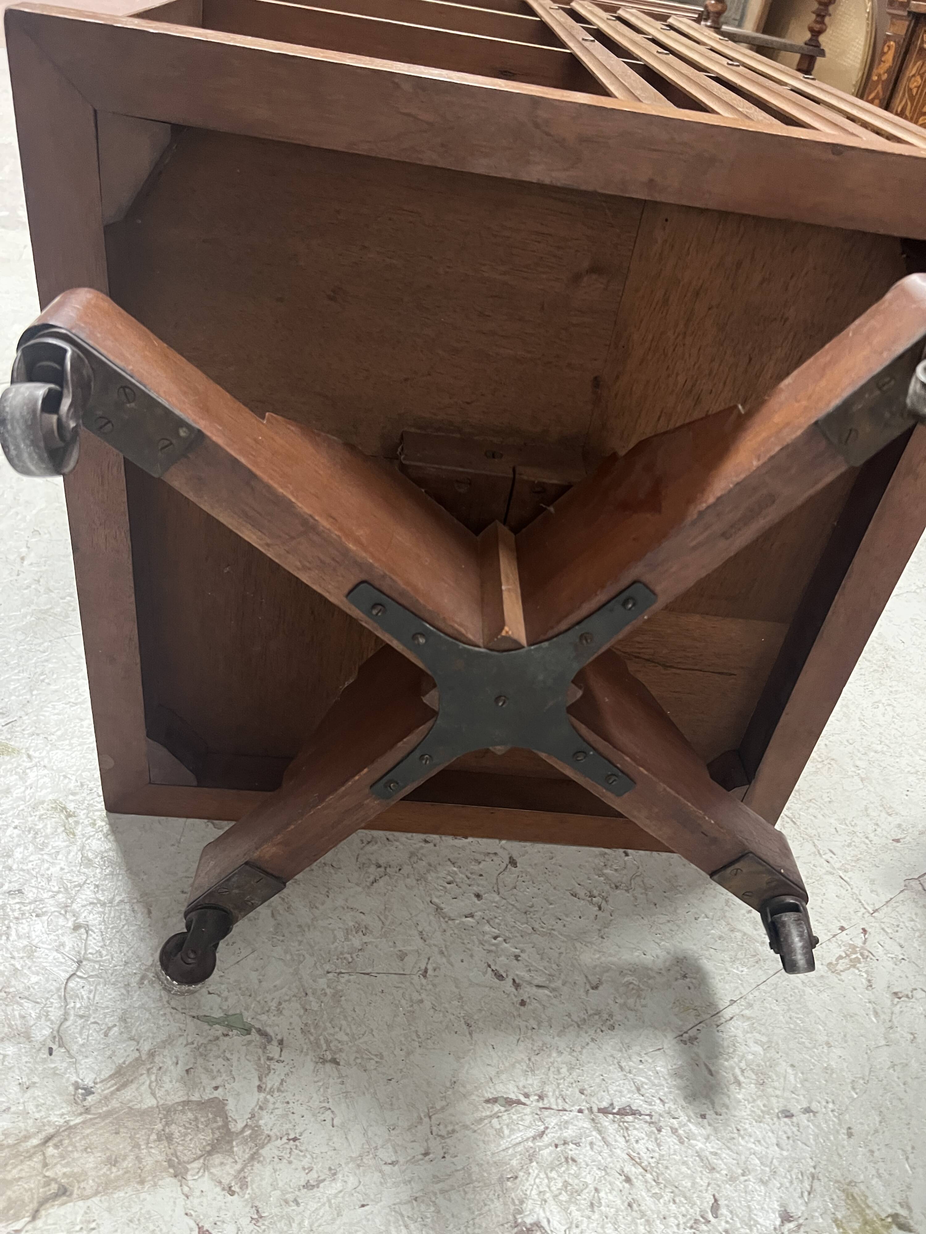 Rotating library in solid walnut, 20th century.