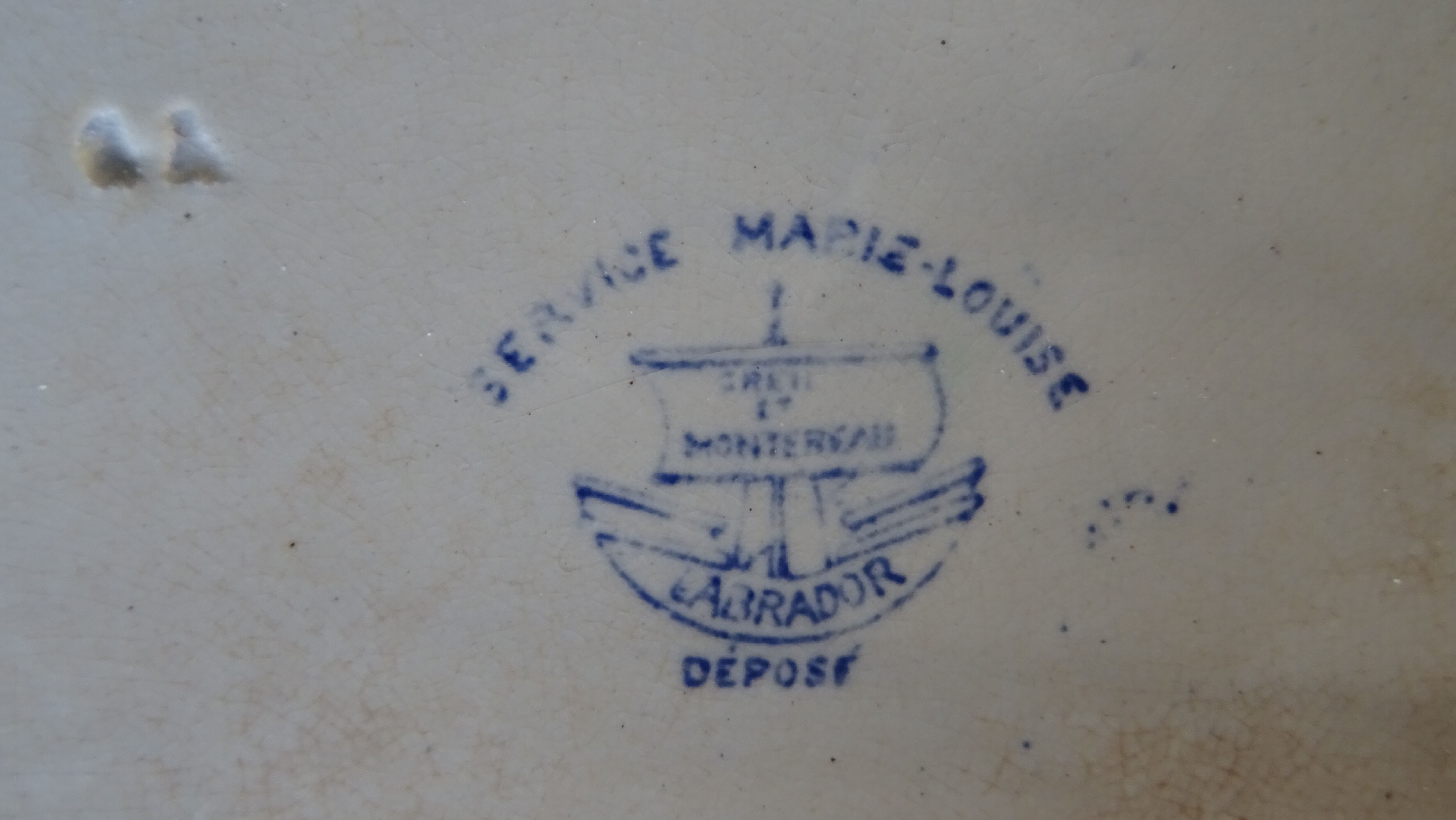 Lot d'une assiette plate et une creuse anciennes XlXème "creil et montereau labrador"
