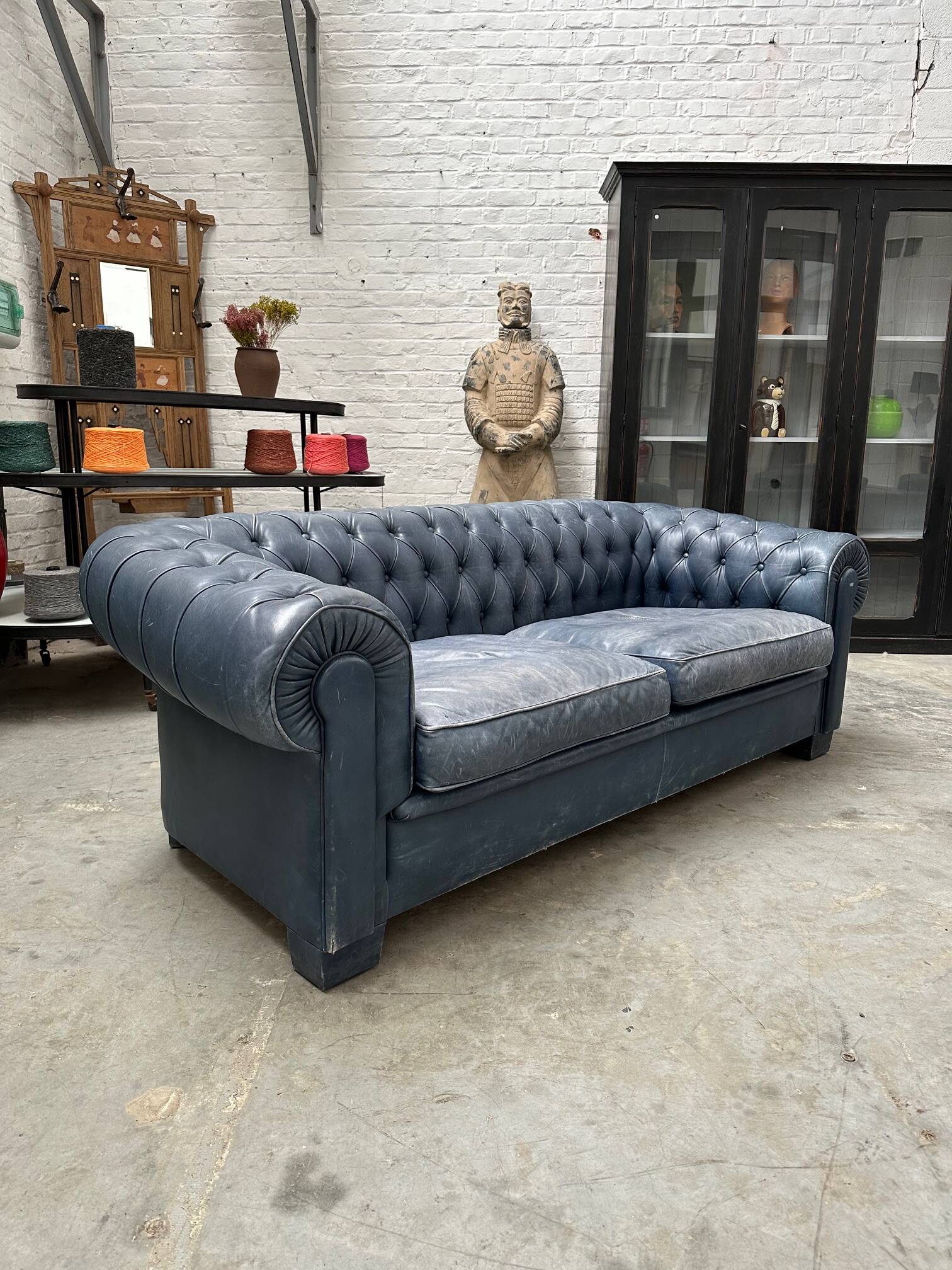 Canapé chesterfield en cuir bleu