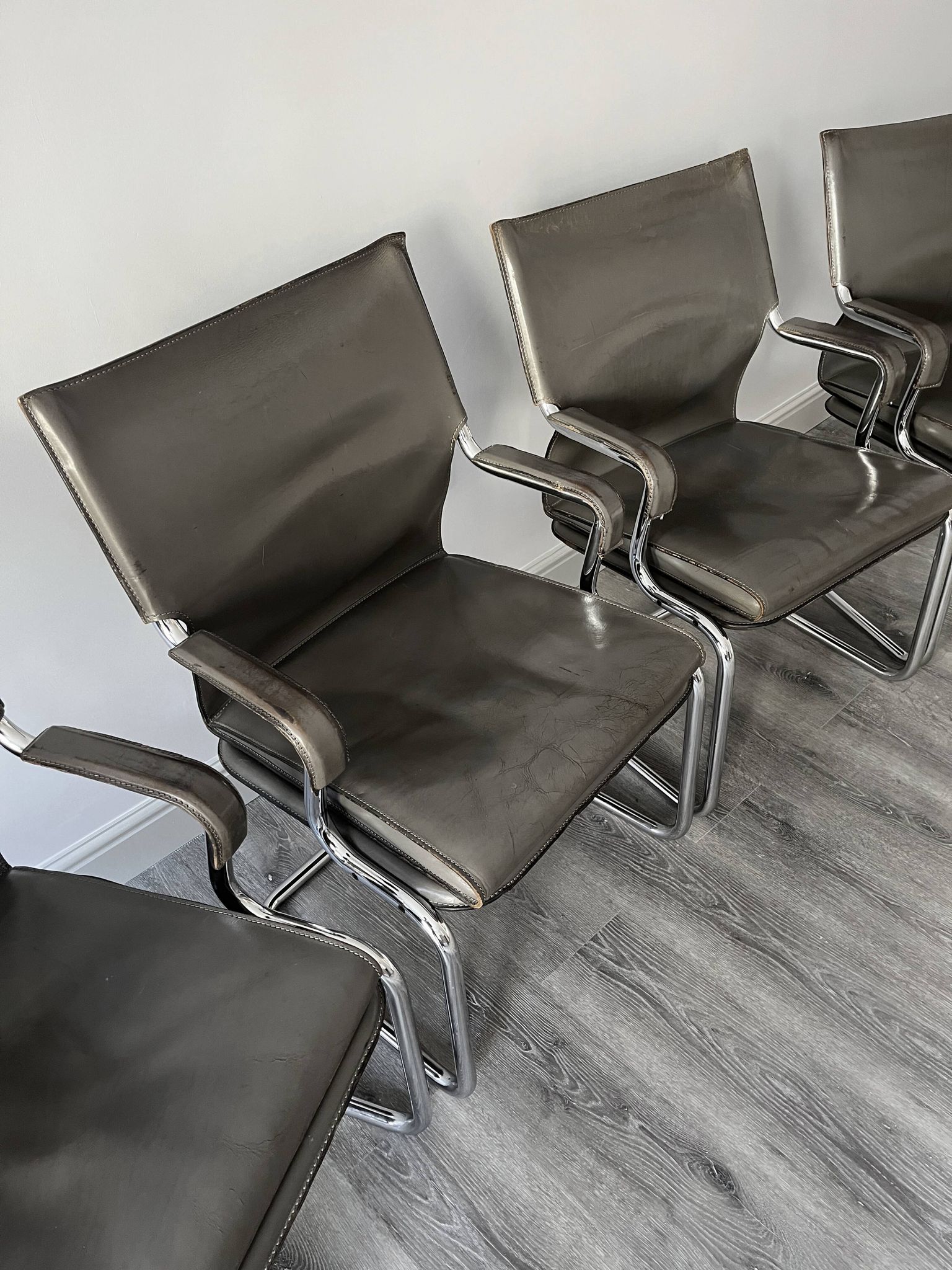 Set of 6 Uno chairs in grey leather on tubular chrome cantilevered frames