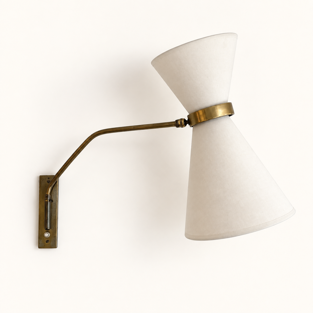 Adjustable wall light in the Maison Lunel style.