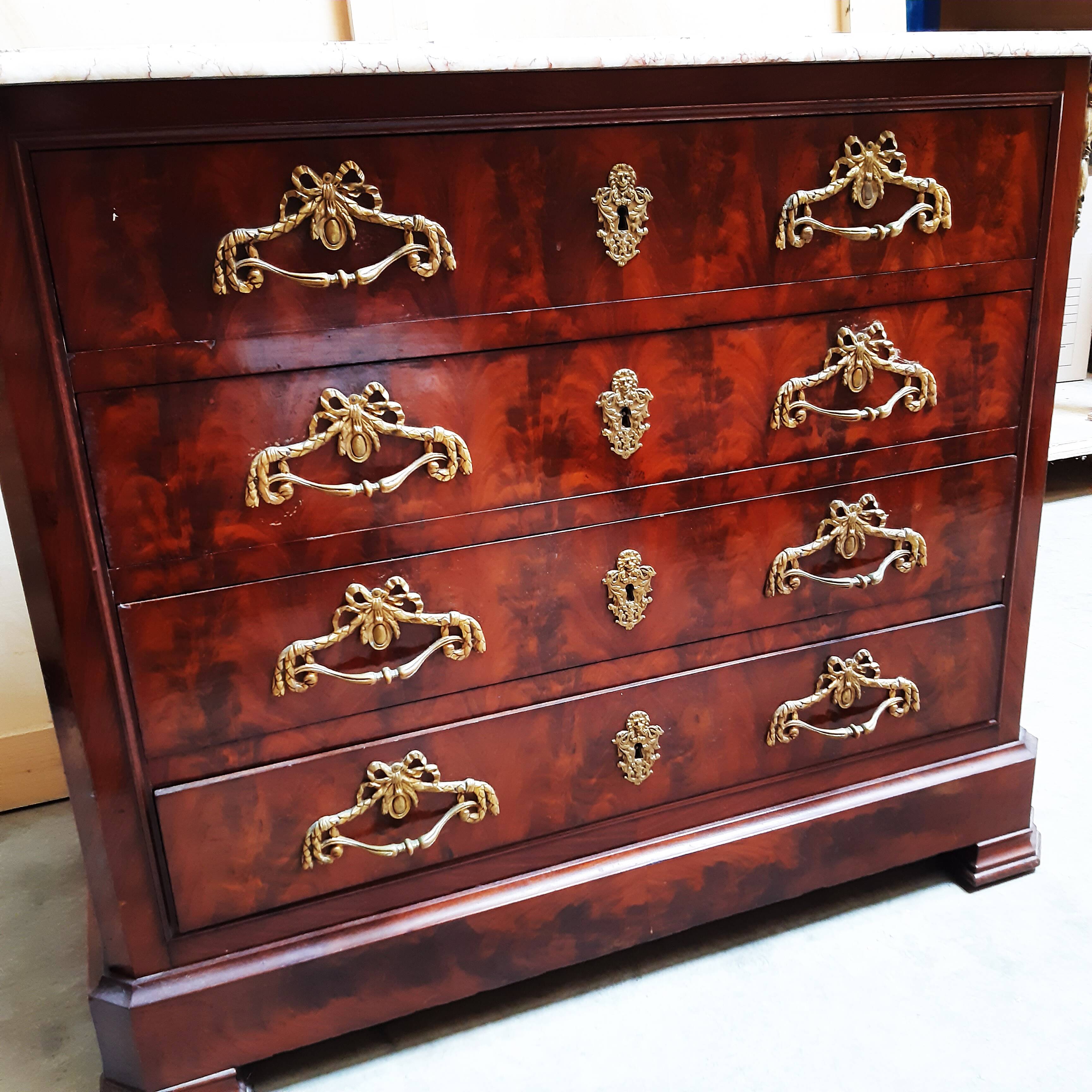 Commode ancienne avec plateau en marbre et placage en acajou