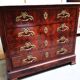 Commode ancienne avec plateau en marbre et placage en acajou