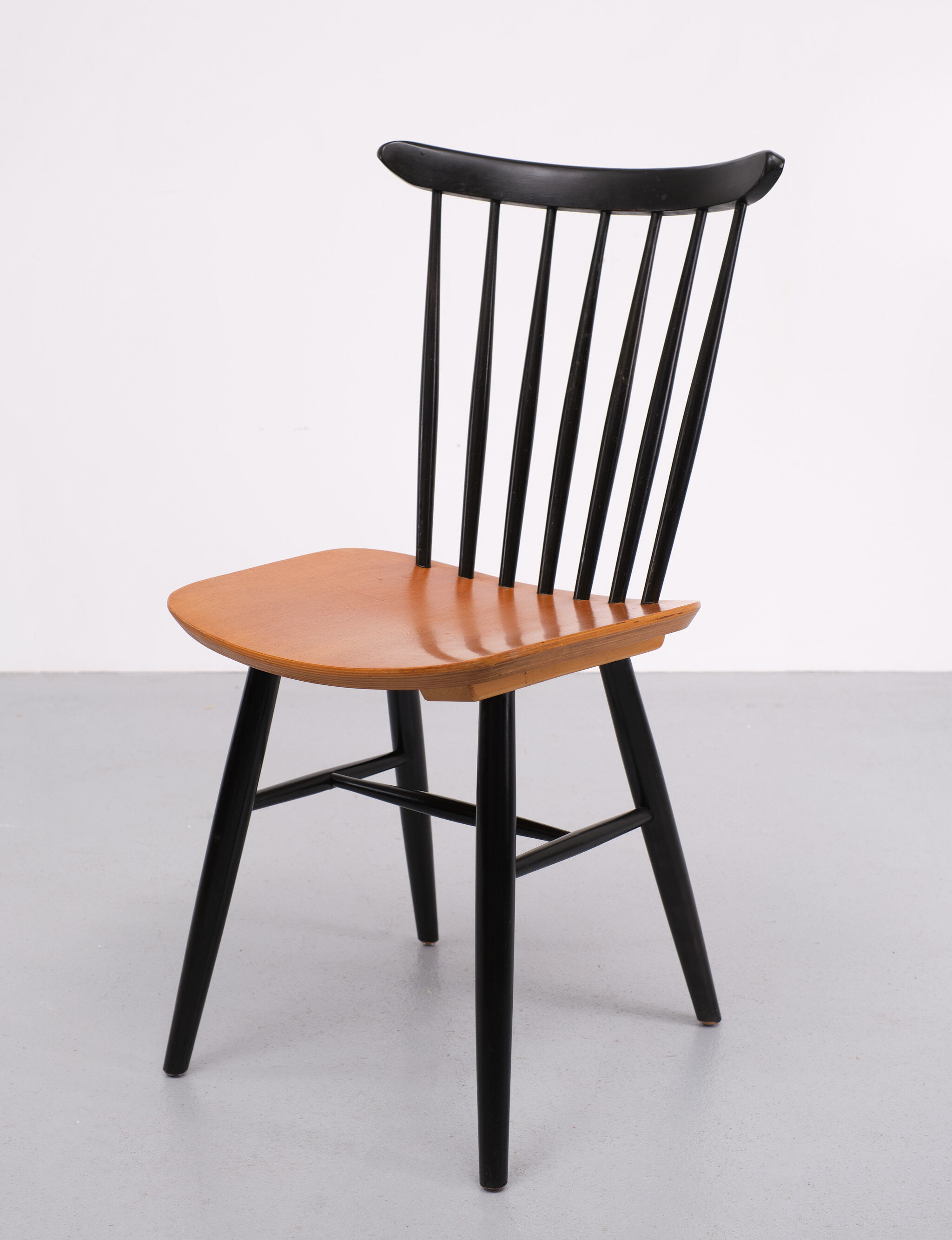 Set off 7 spindle back dining chairs, 1960s