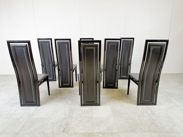 Ensemble de huit chaises de salle à manger modernes en bois laqué et cuir italien.