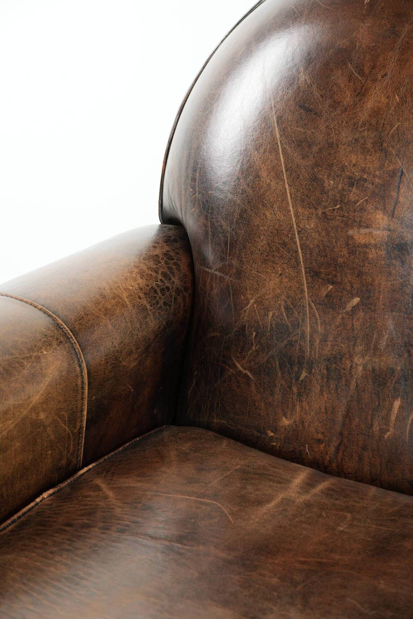 Armchair made of comfortable sheepskin leather in Art Deco design
