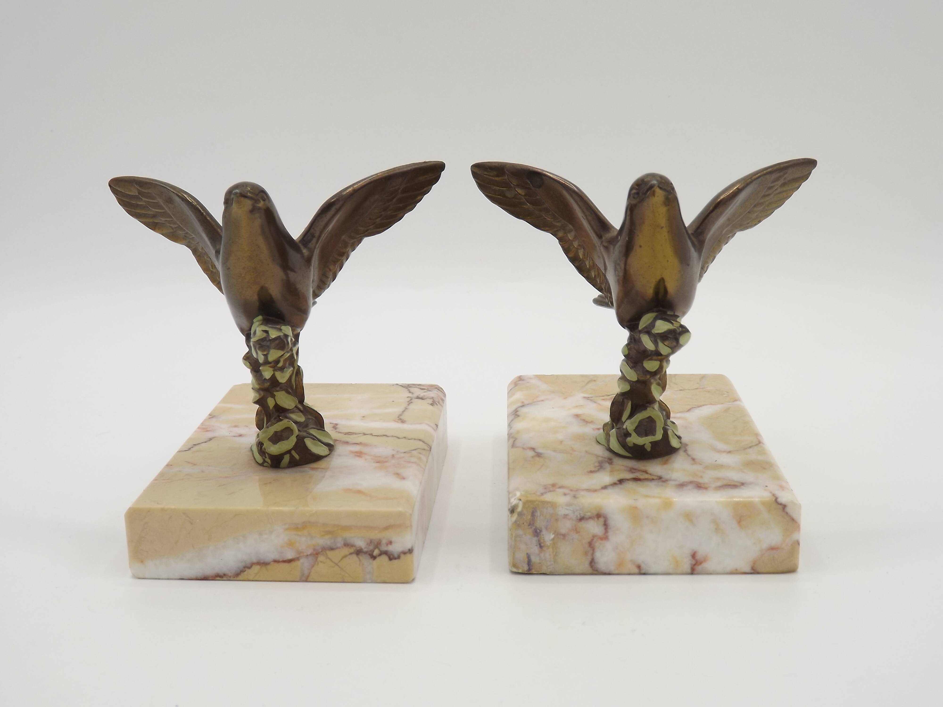 Paire de serre-livres Art déco français en étain représentant des oiseaux perchés sur une branche, socle en marbre