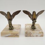 Paire de serre-livres Art déco français en étain représentant des oiseaux perchés sur une branche, socle en marbre