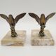 Paire de serre-livres Art déco français en étain représentant des oiseaux perchés sur une branche, socle en marbre
