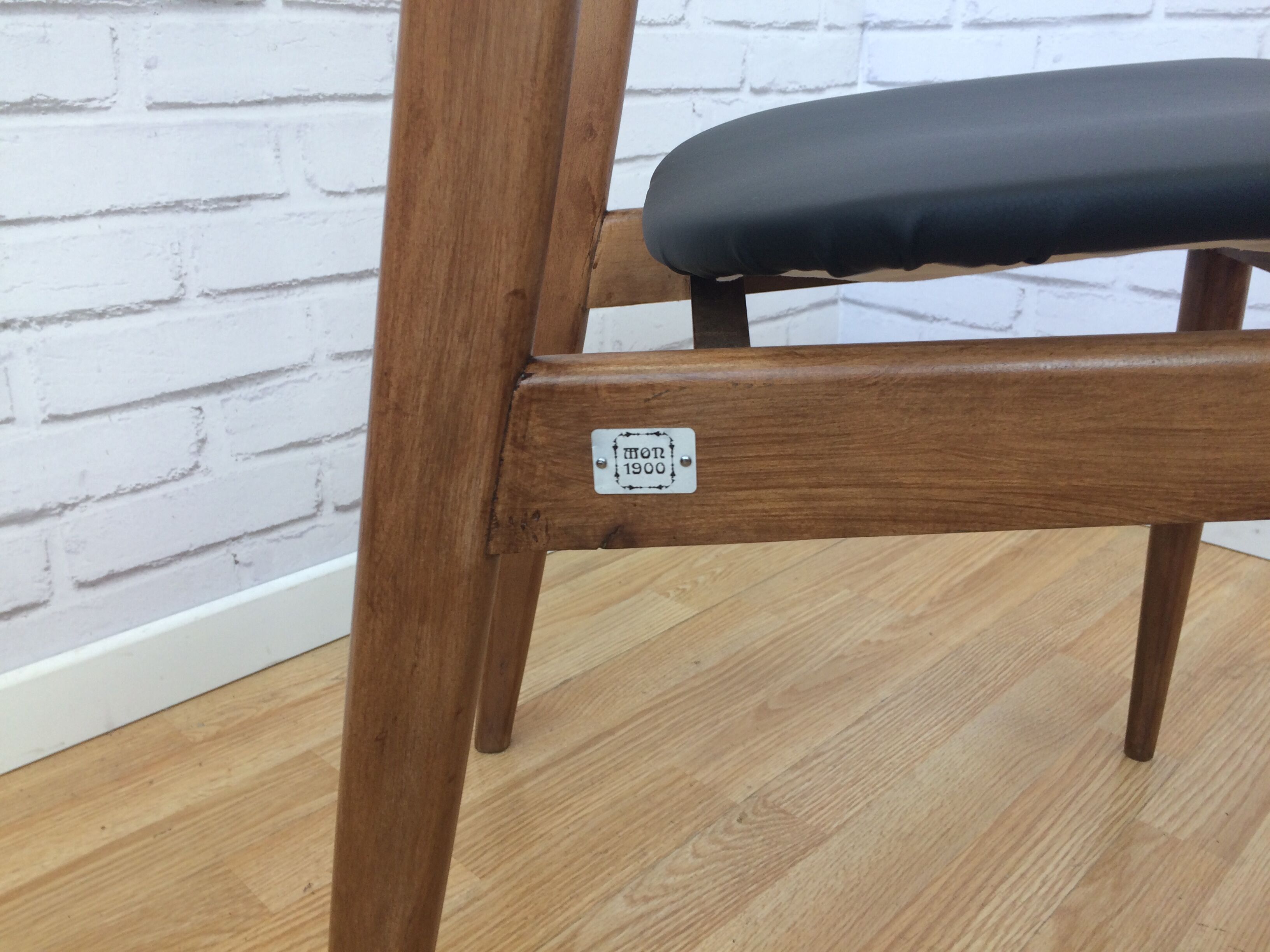 Lot of 2 Scandinavian chairs