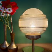 Lampe à poser globe vintage en verre granité jaune et doré