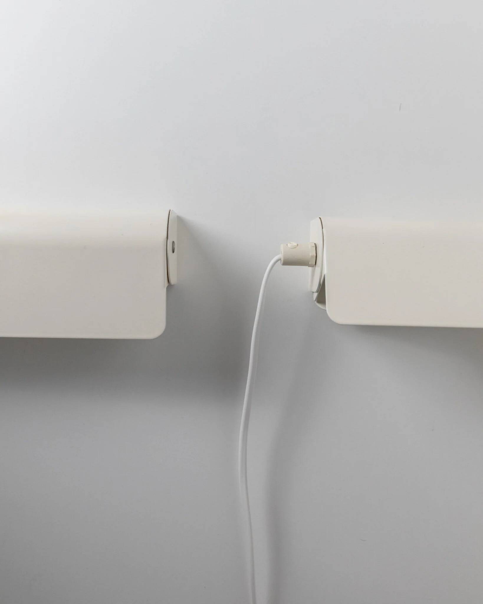 Deux appliques murales en métal blanc Fister par Design Light Danemark (années 1980) – Lampes de lecture minimalistes pivotantes