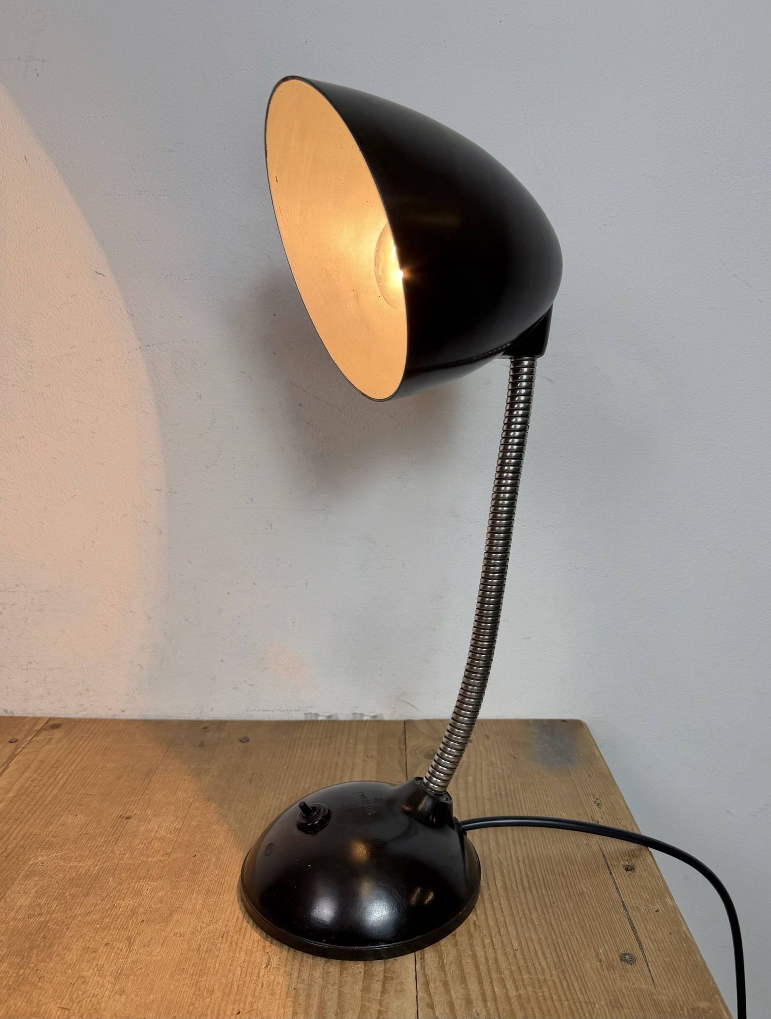 Lampe de table vintage en bakélite marron à col de cygne, années 1950