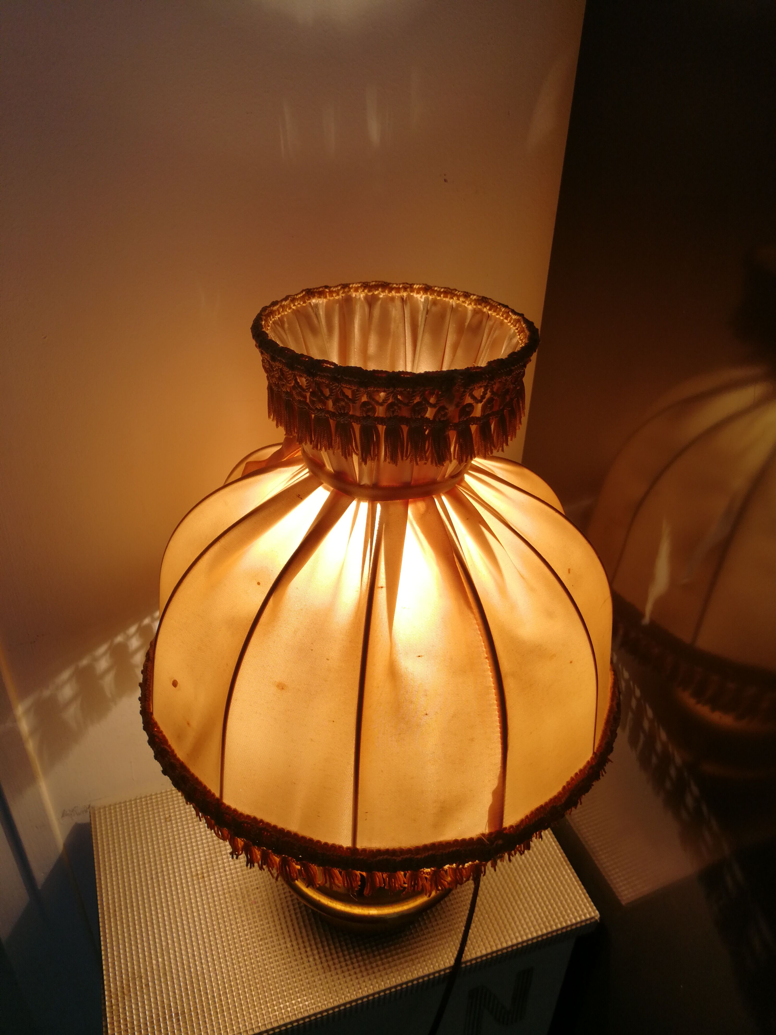 'Old oil lamp' bedside lamp