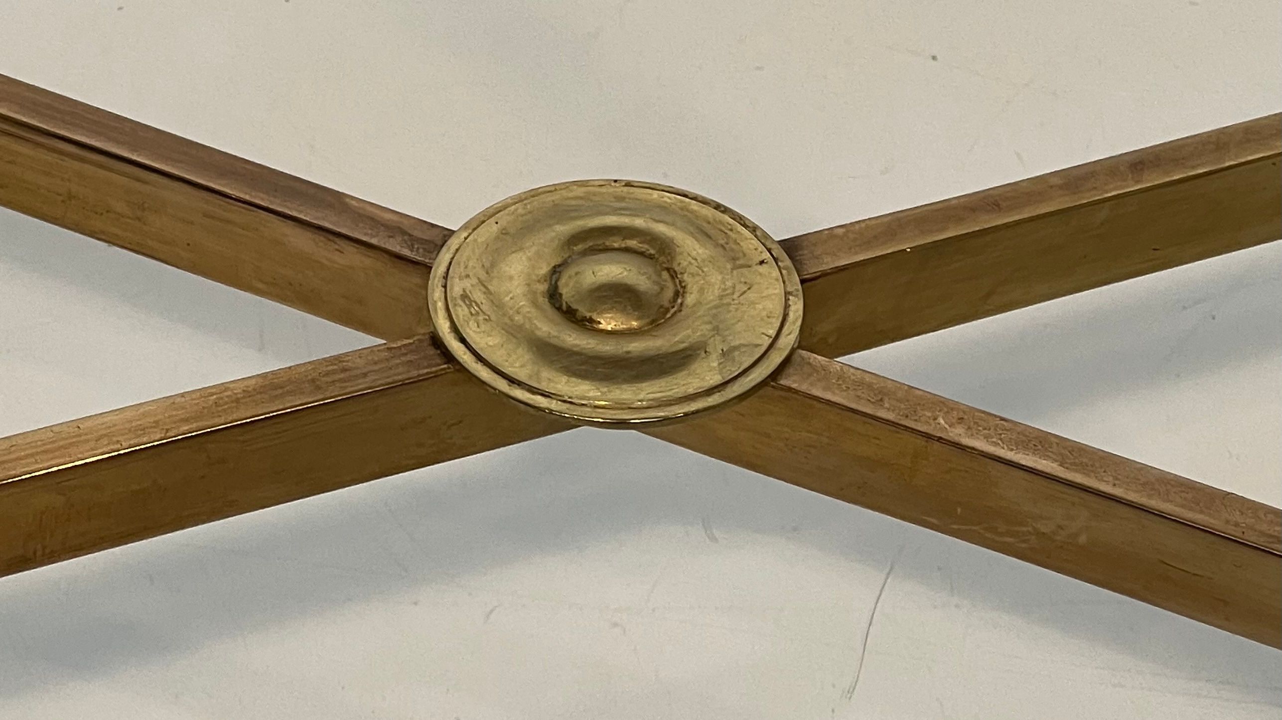 Paire de bouts de canapé de style néoclassique en laiton et plateaux de marbre de la Maison Jansen