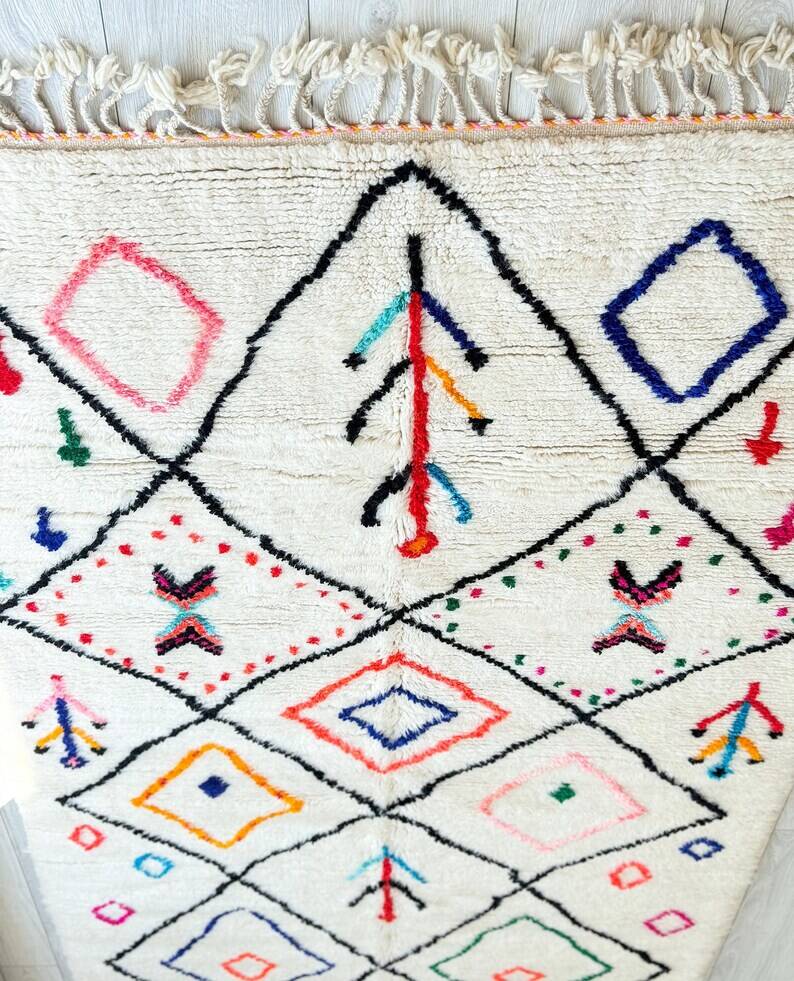 Off-white Moroccan rug with geometric patterns, 250cm x 150cm