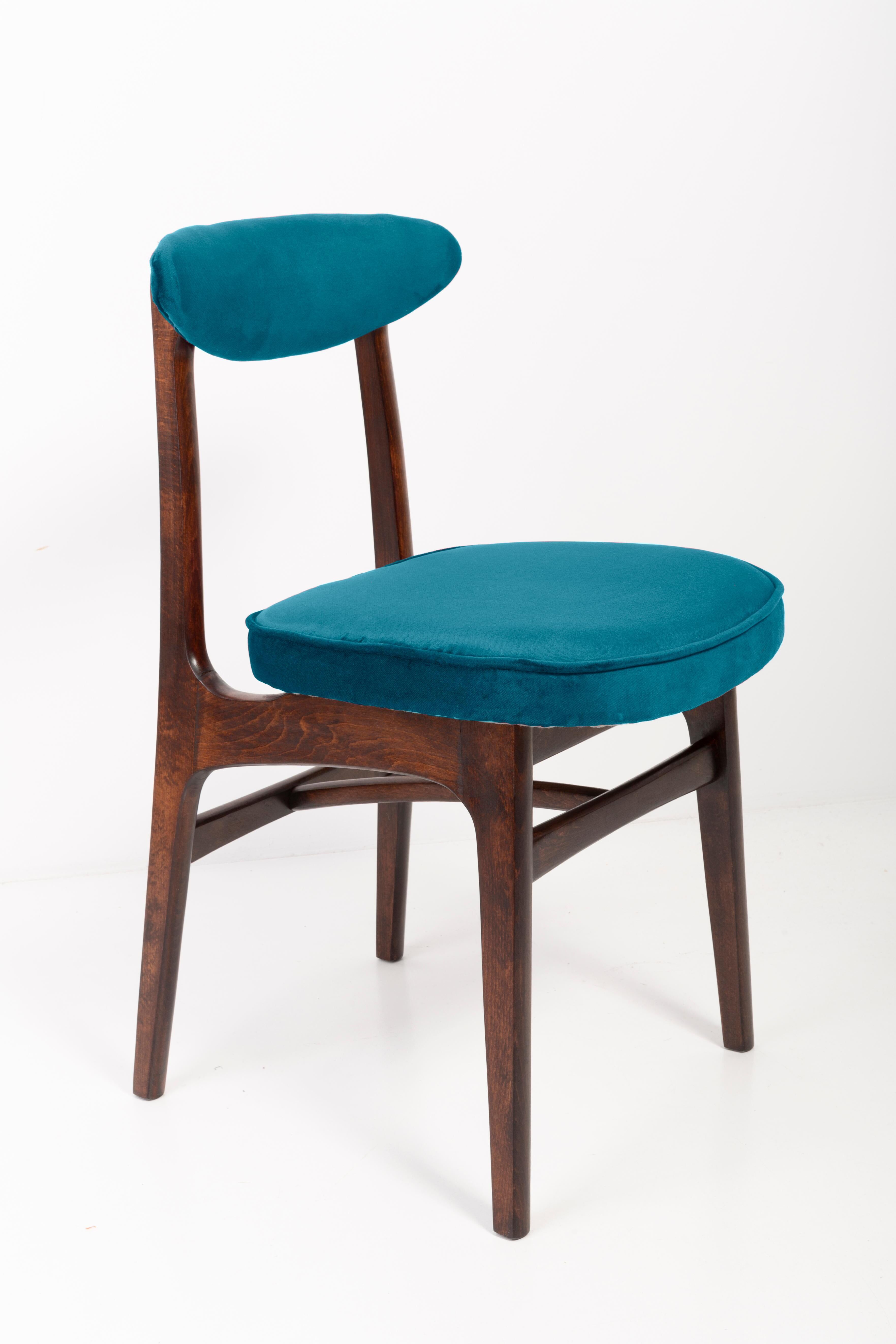 Chaise vintage en velours bleu pétrole conçue par Rajmund Hałas, Europe, années 1960
