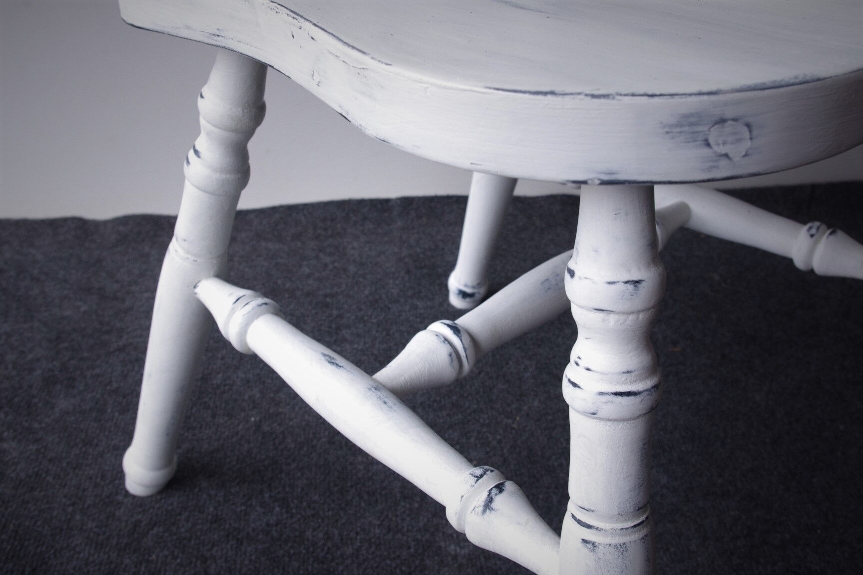 Chaise en bois blanc