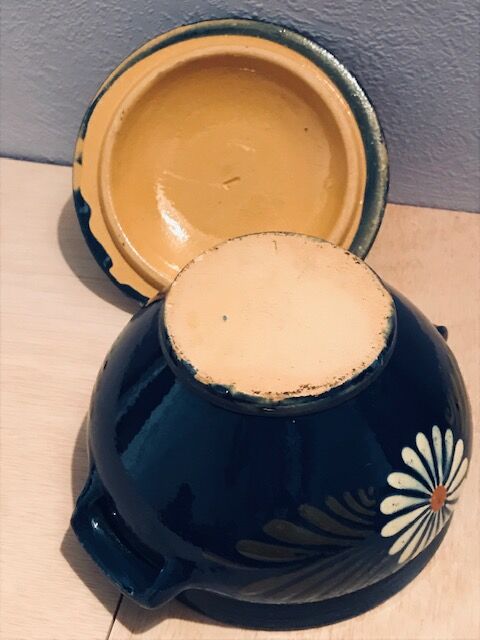 Alsatian pottery soup decorated with white flowers and green arabesques motifs