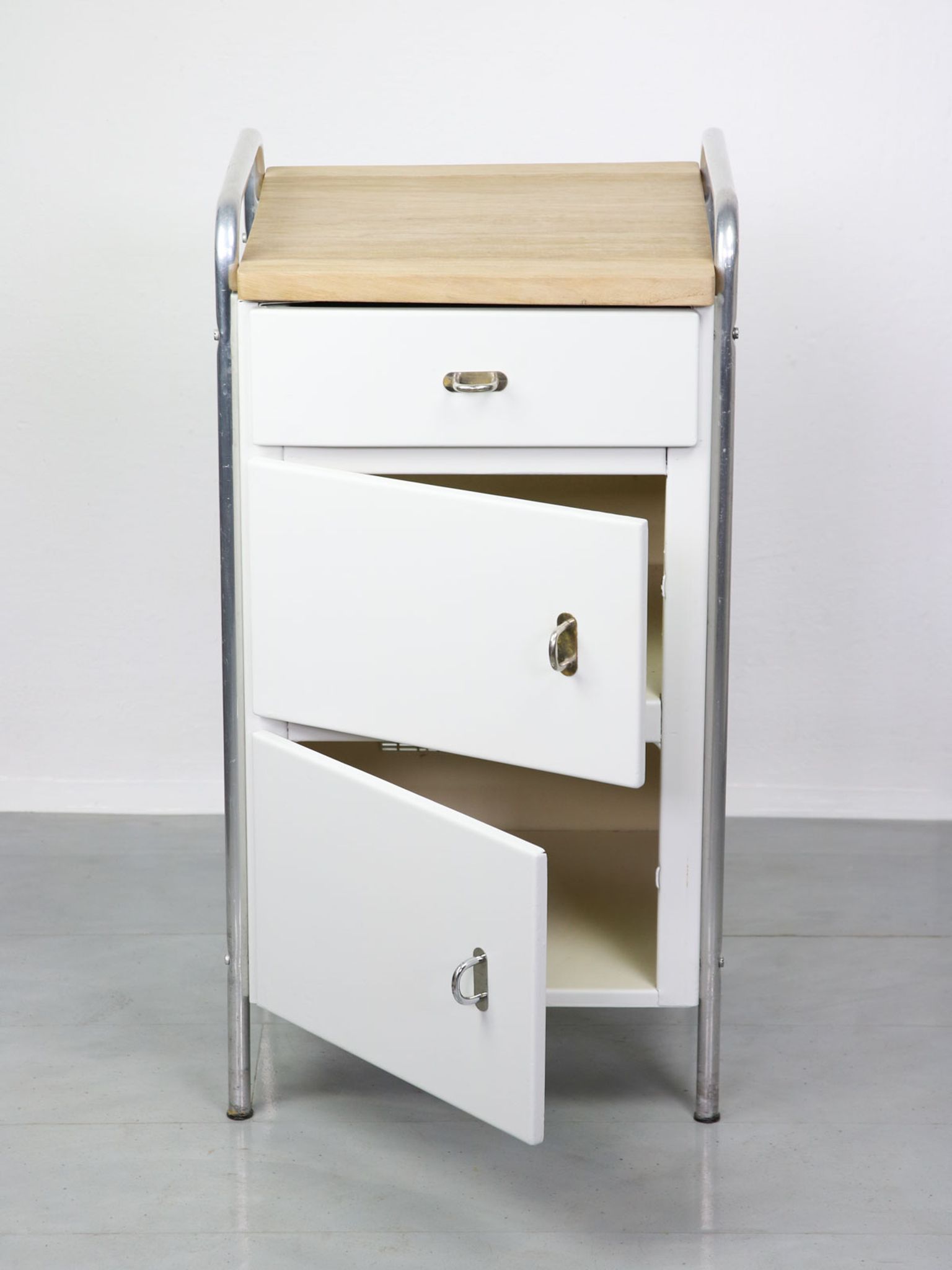 Cabinet industriel du milieu du siècle