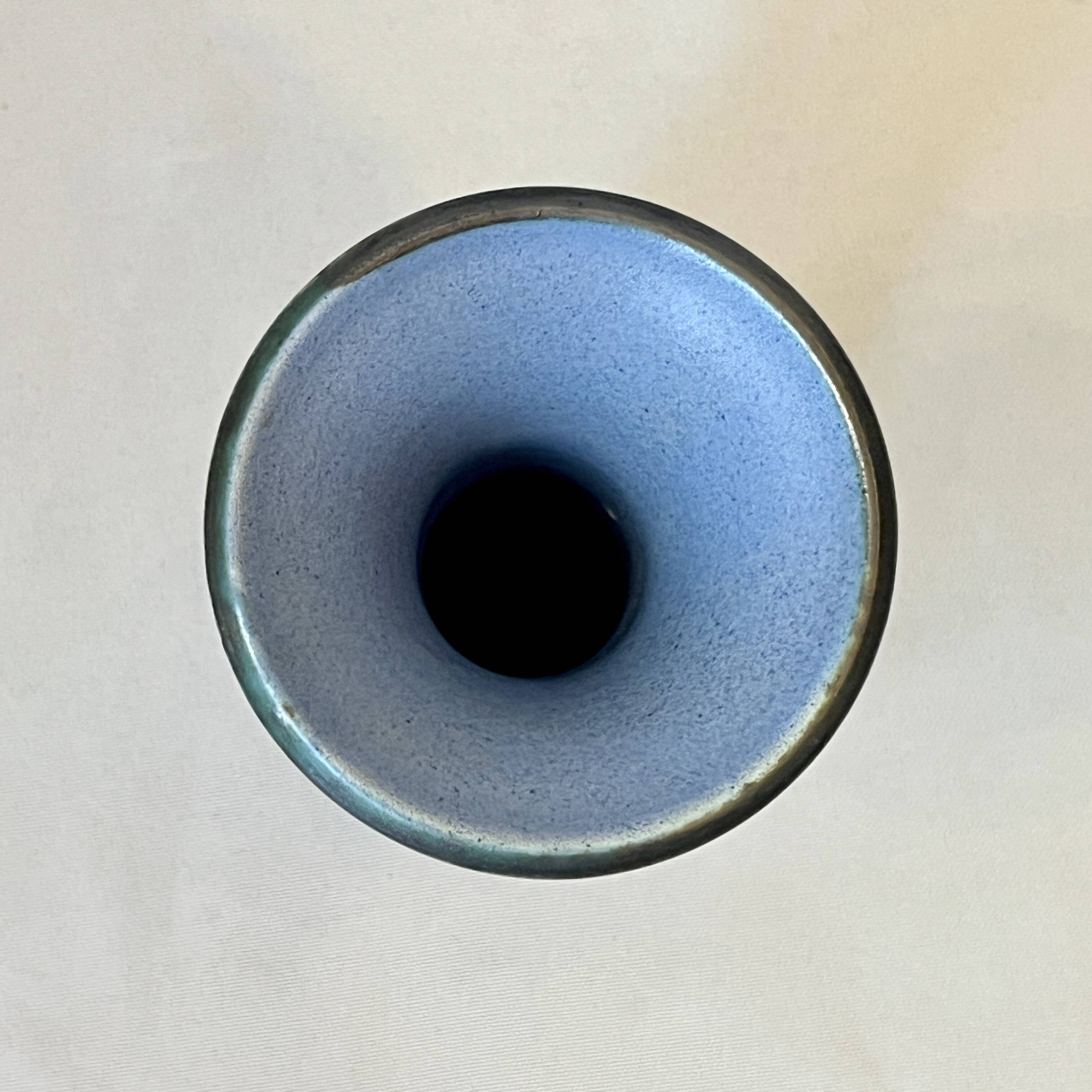 Vase de Knights of Tintagel en céramique grès bleu 1960 -70 soliflore