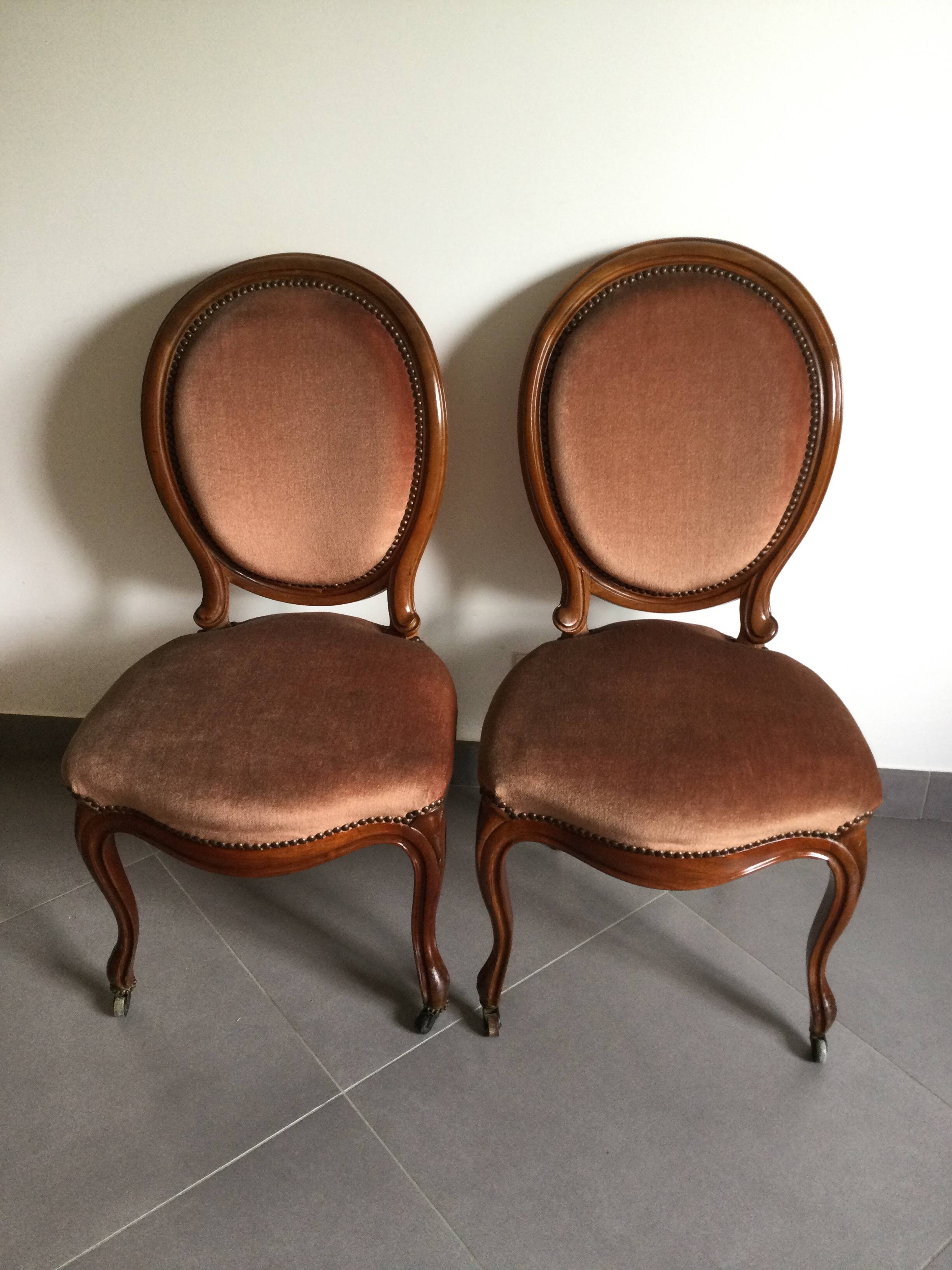 Paire de chaises médaillon style Louis Philippe en velours rose