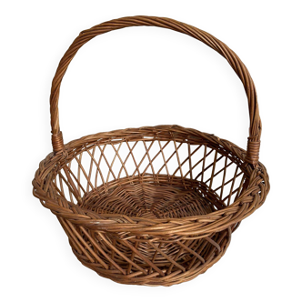 Round wicker basket