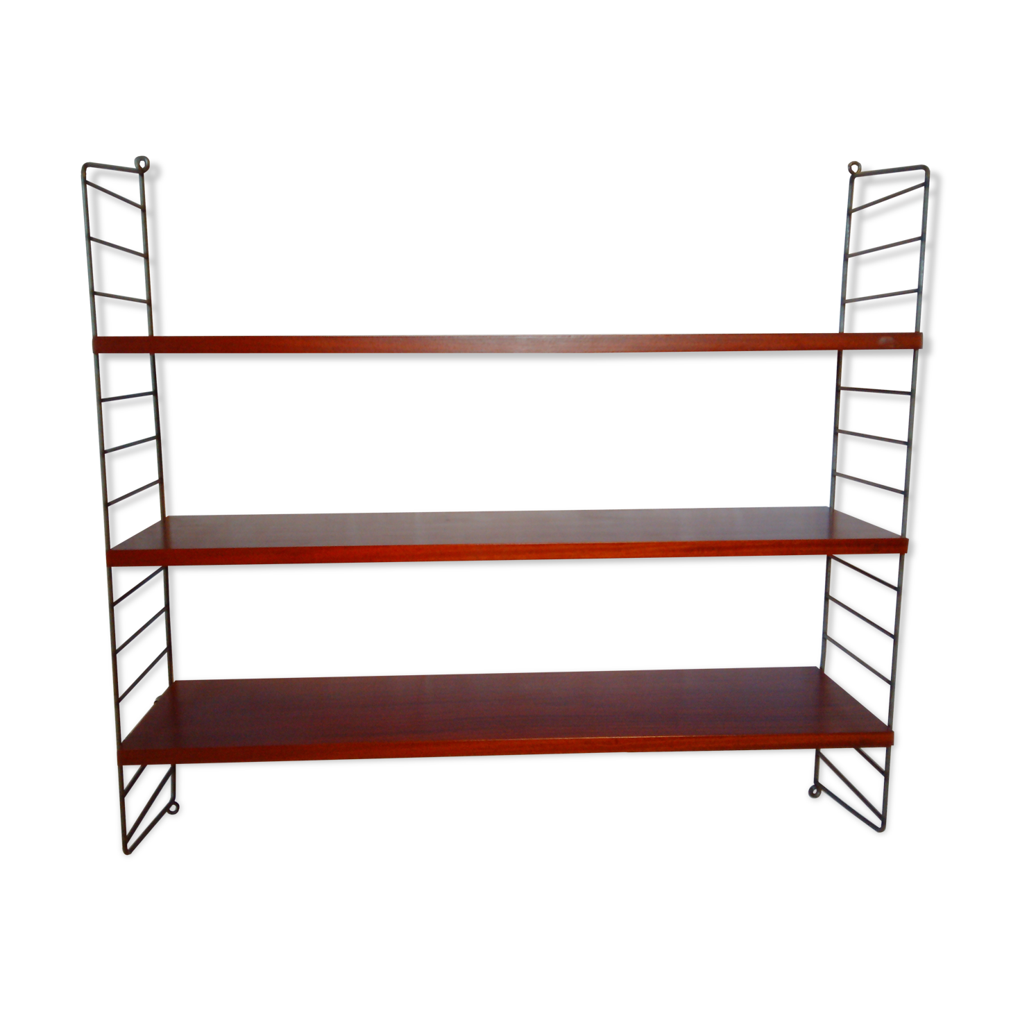 String shelf by Nisse Strinning with three mahogany shelves. Gungrey metal sides.