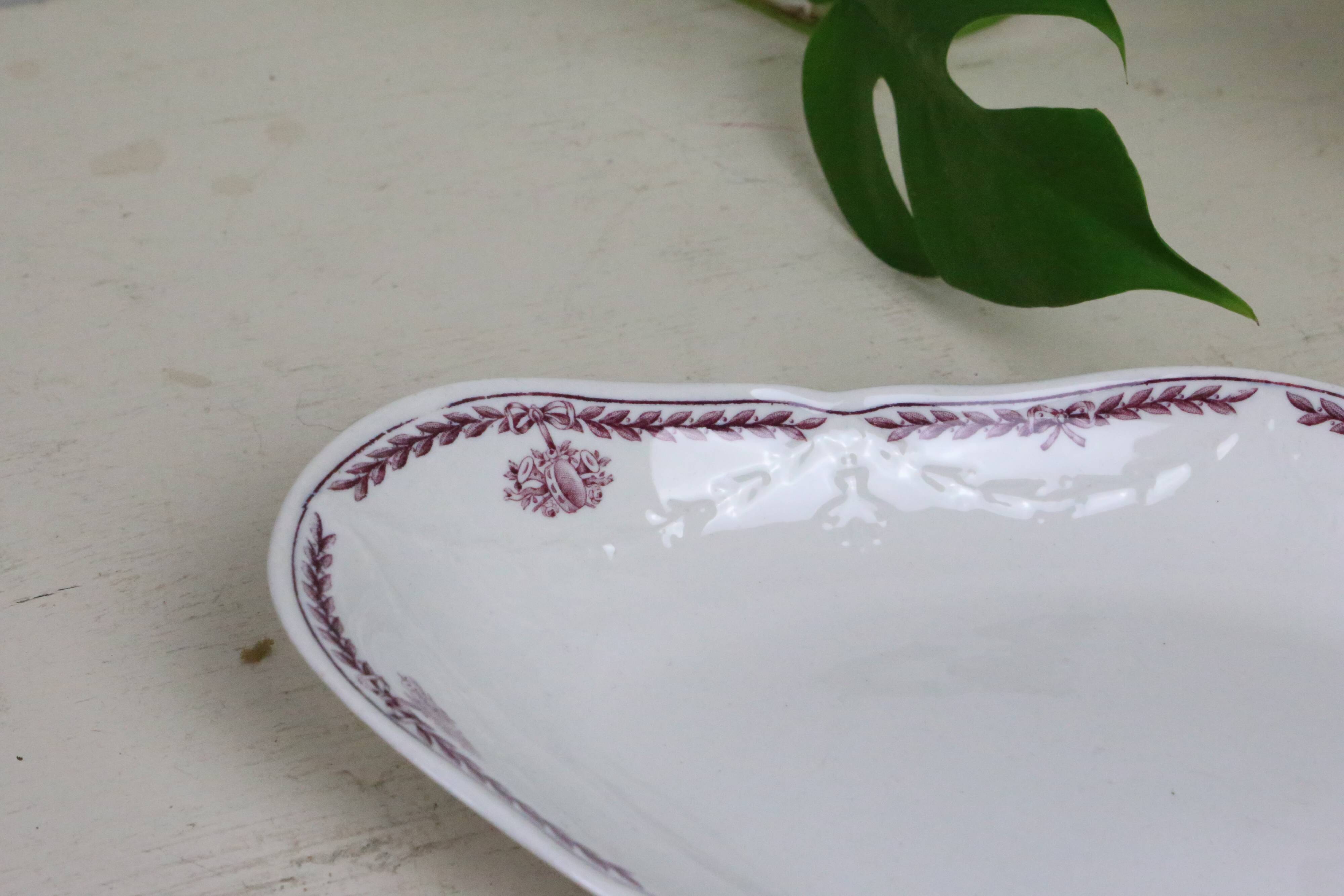 English Wedgwood earthenware dish, La Paix model