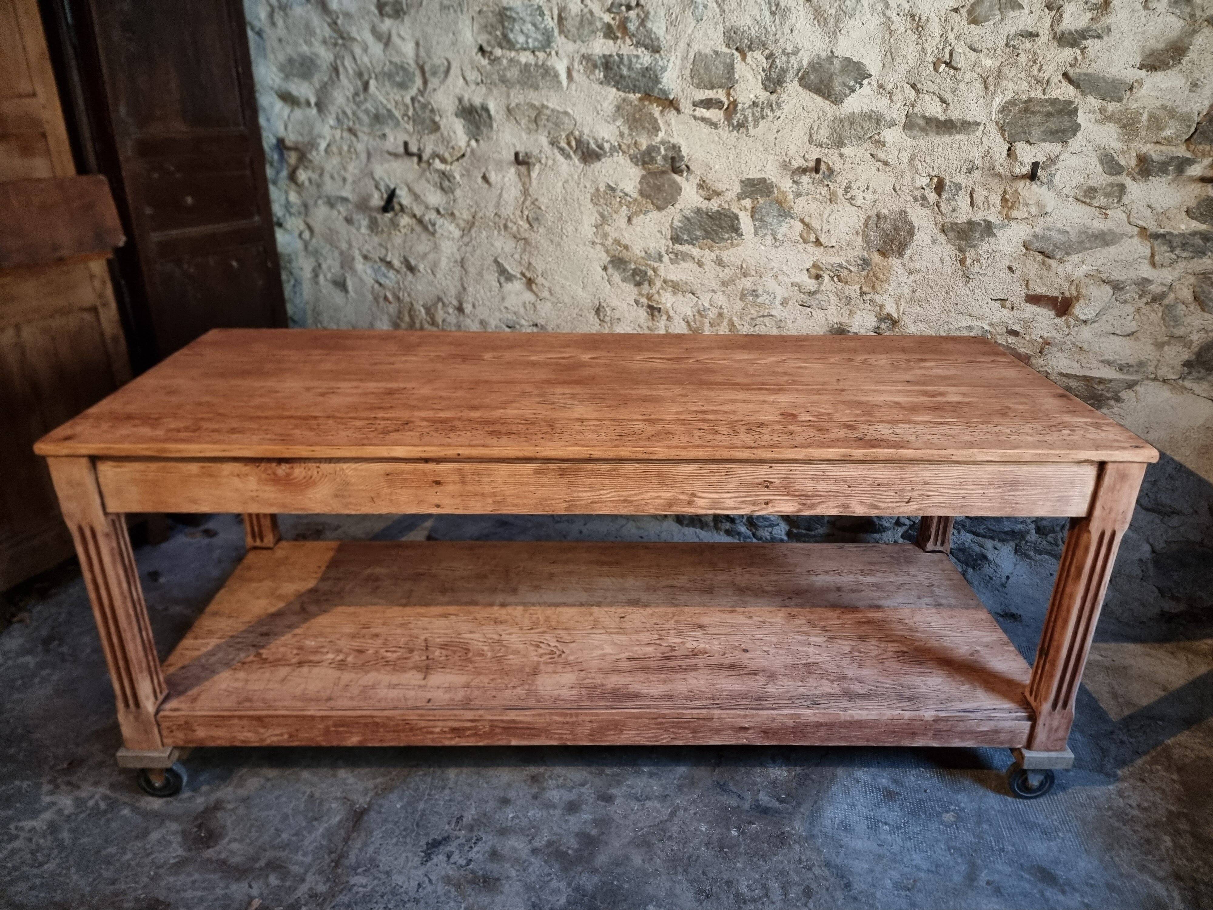 French antique work table in pitch pine – large workshop / draper's table, early 20th century