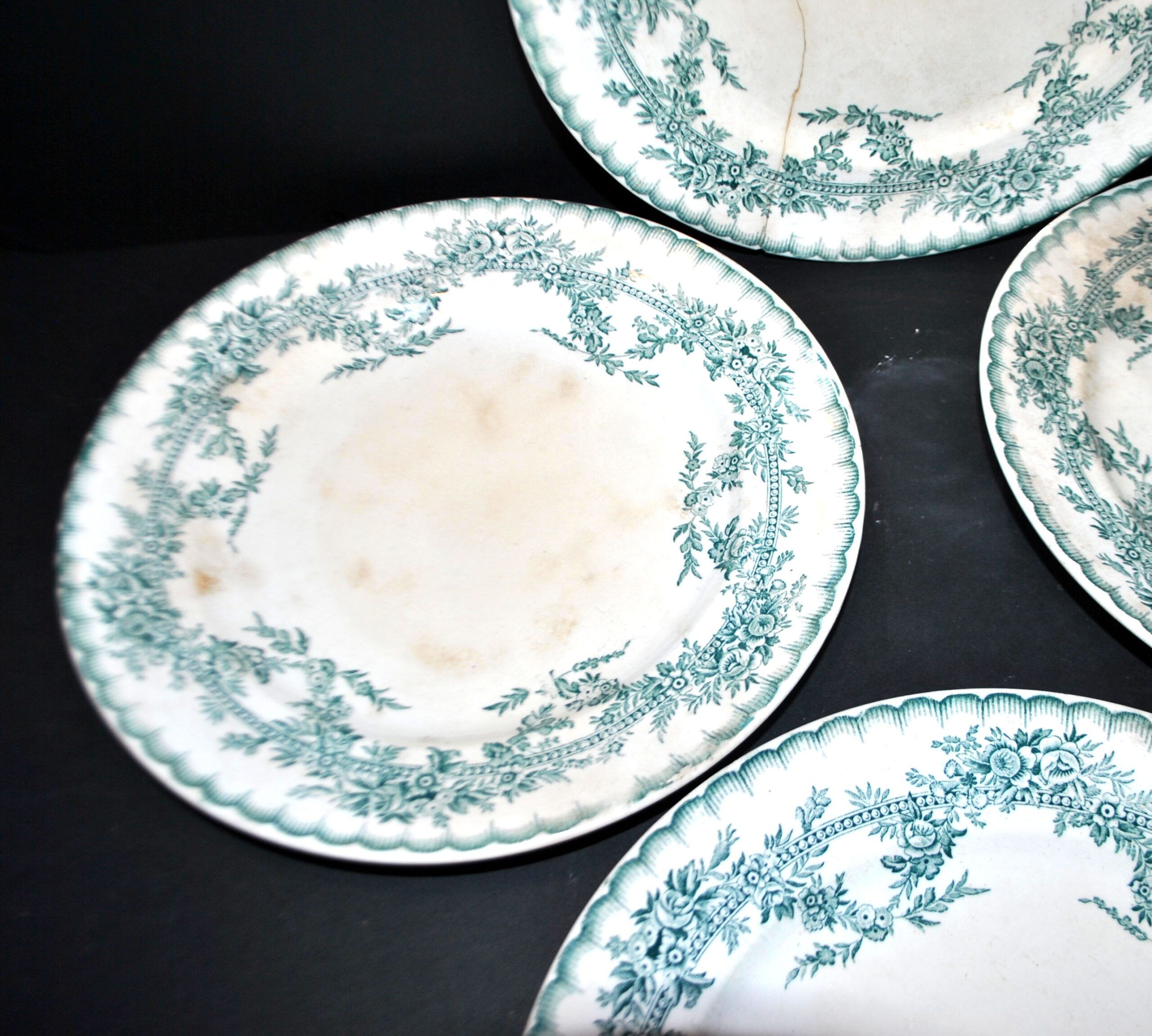 Onnaing Faïencerie set of 4 Coppelia plates with green floral decoration, iron earthenware