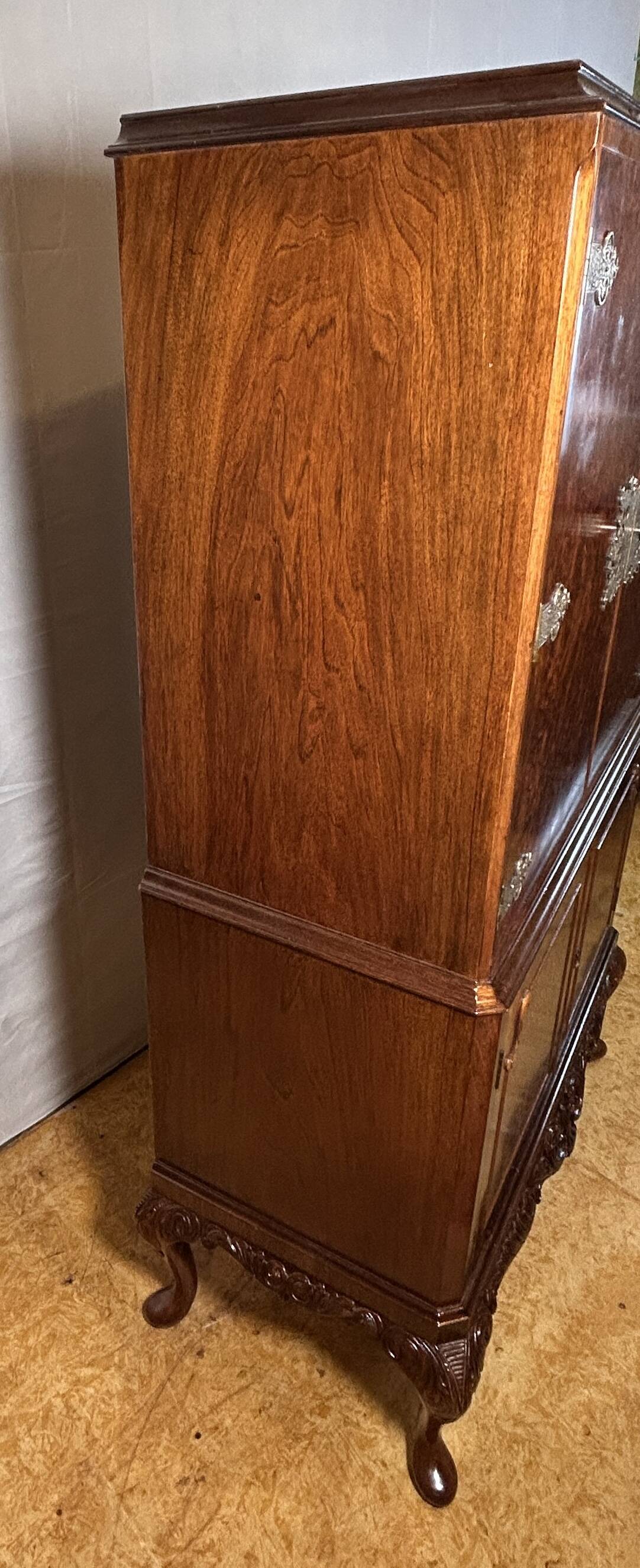 Mid-20th Century Burr Walnut Drinks Cabinet – Art Deco Elegance Meets Queen