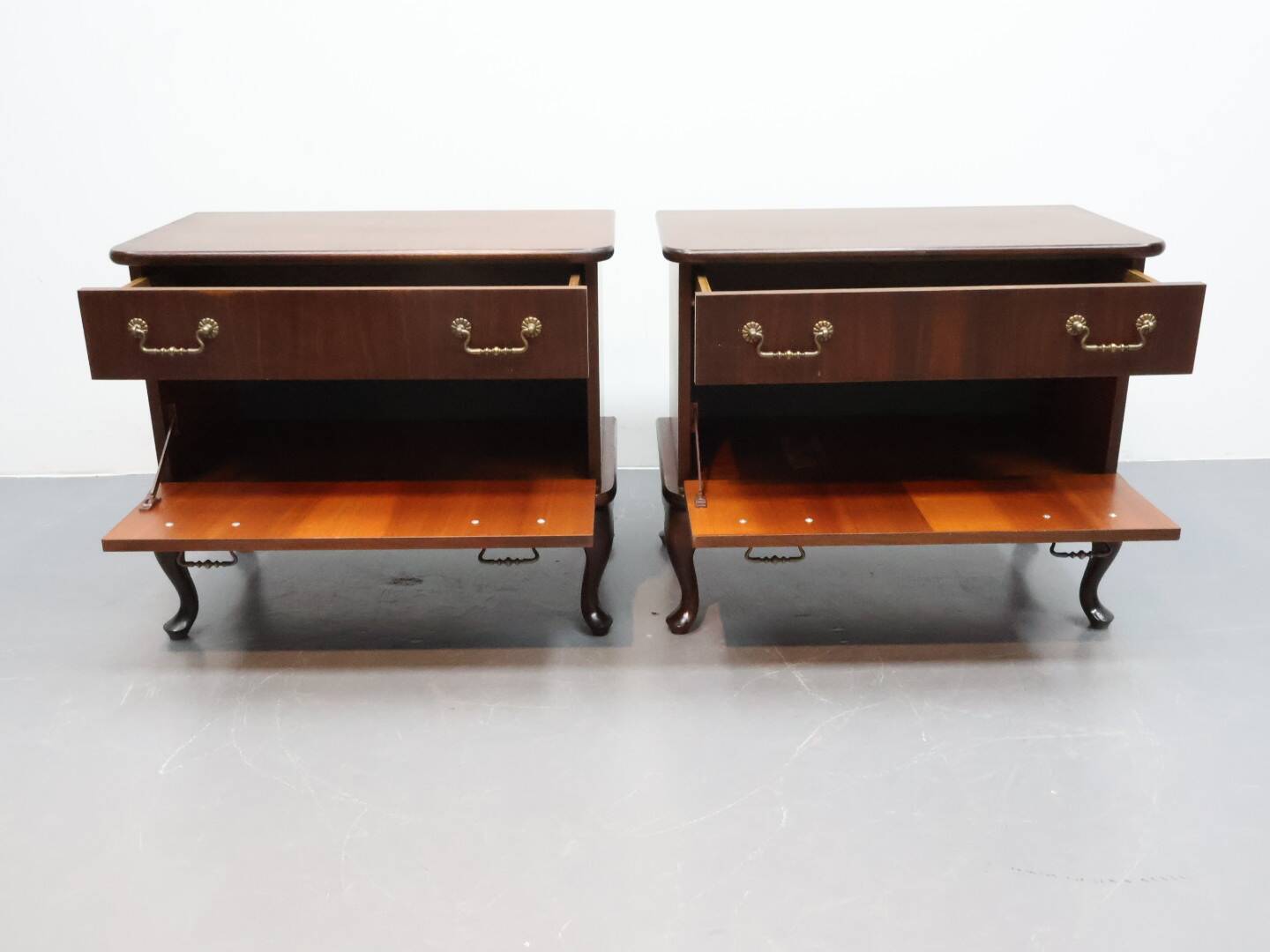 Ensemble de grande table de nuit style Queen Ann.