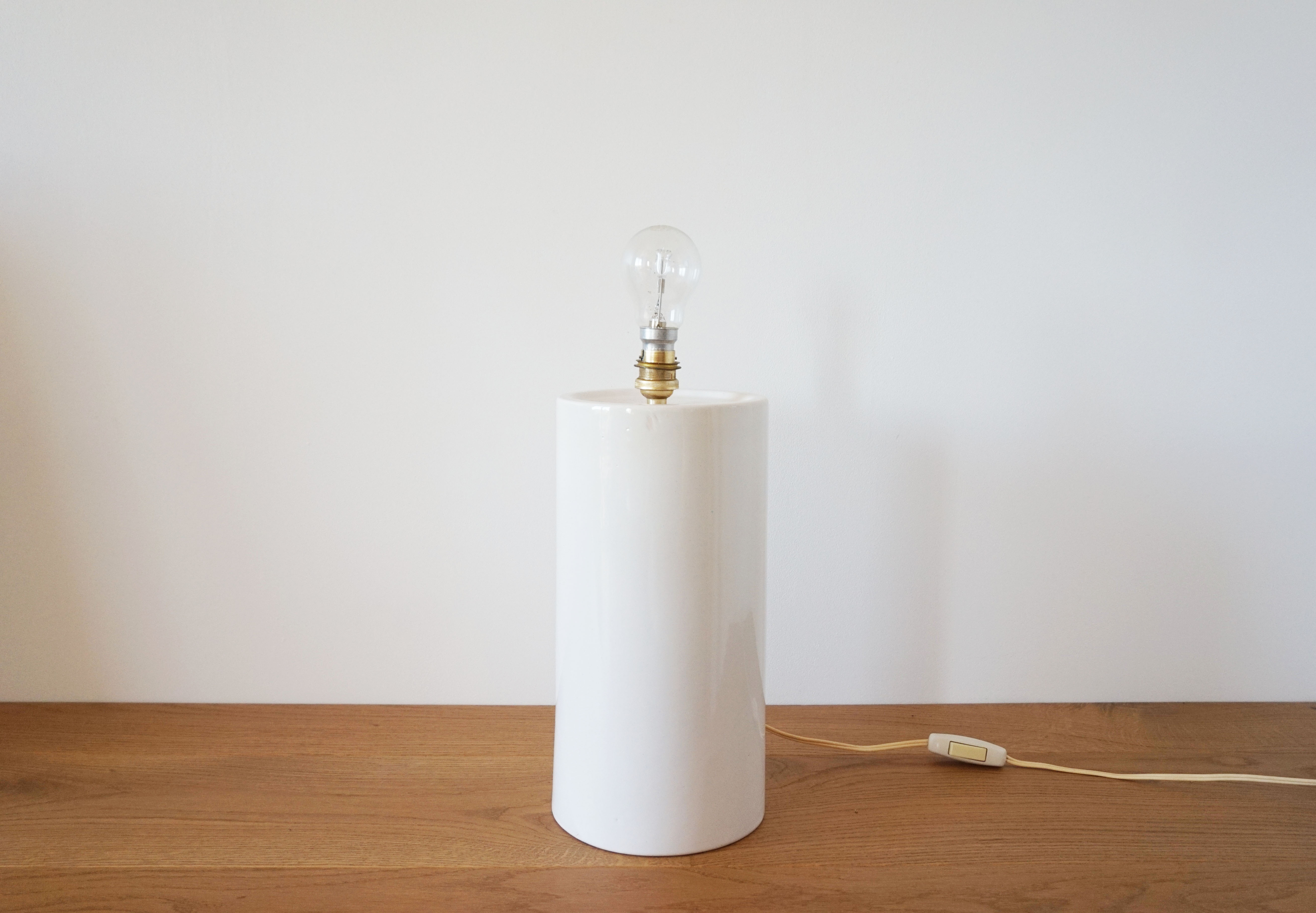 White ceramic lamp stand