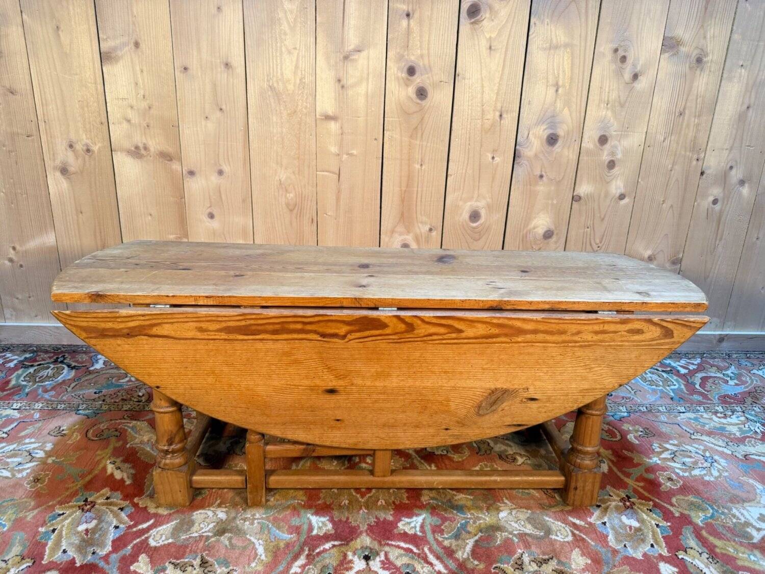 English gateleg coffee table in solid fir from the early 20th century.