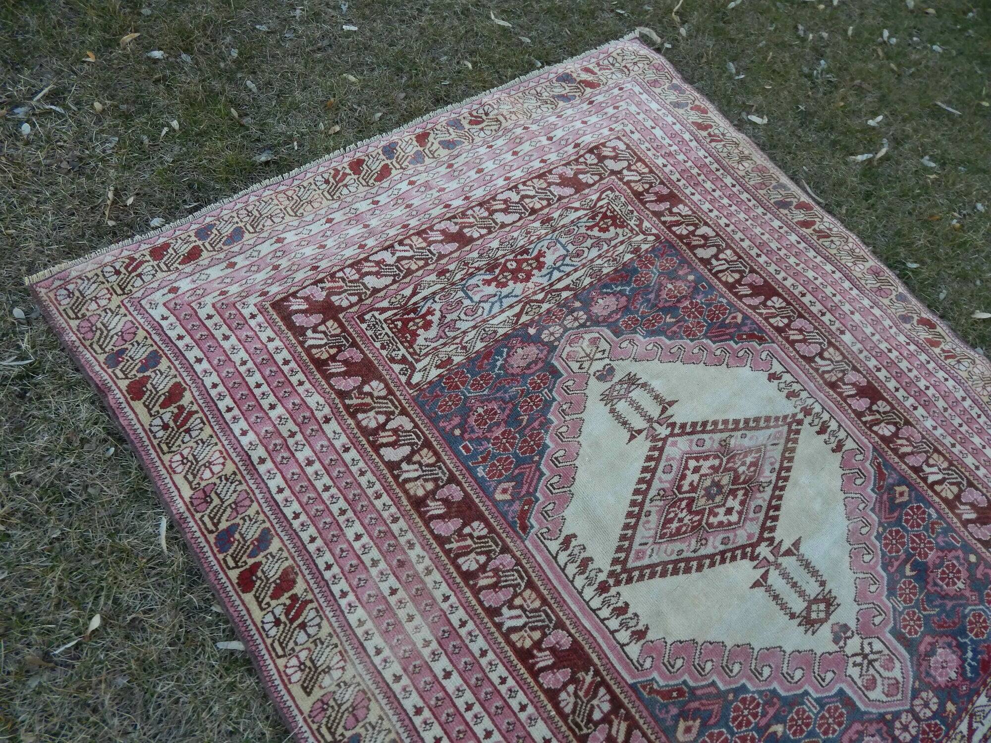 Vintage handmade Turkish rug 134x183 cm