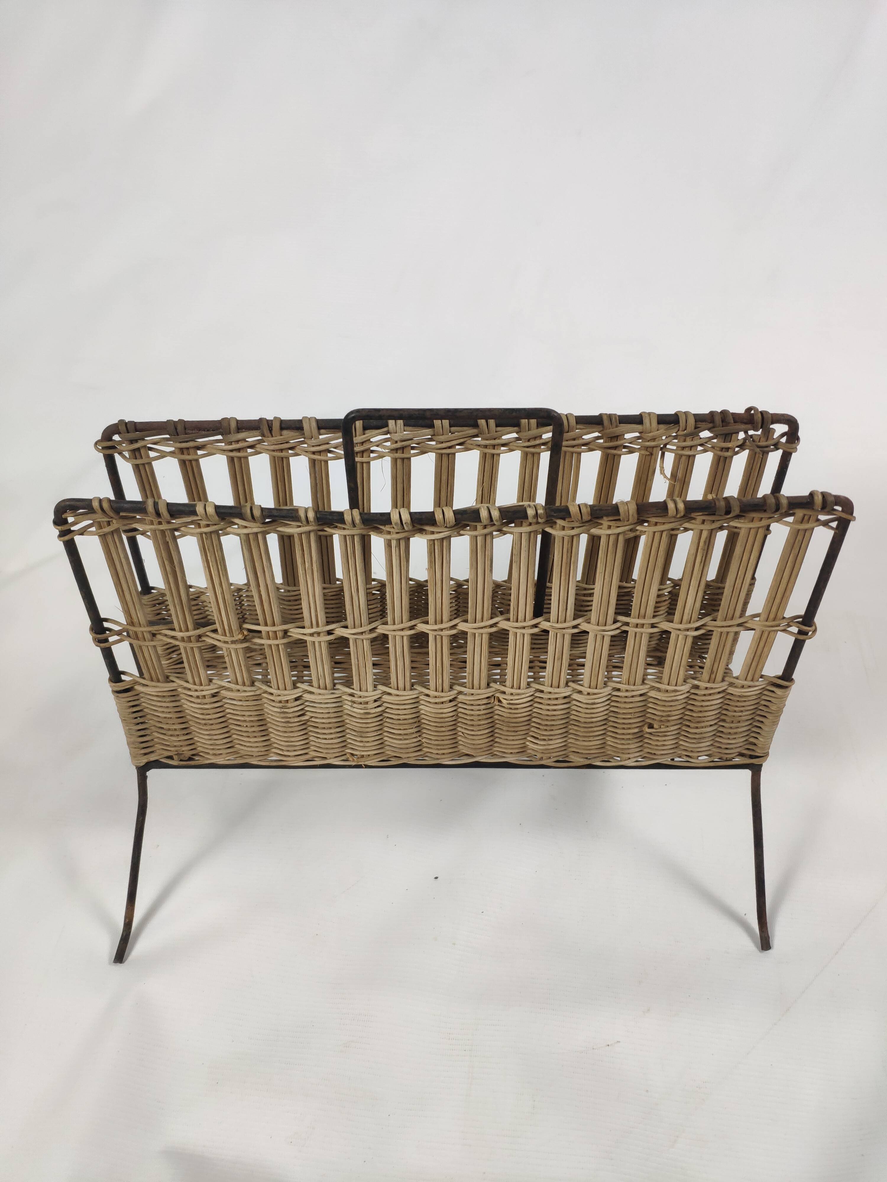 Porte revue vintage métal et osier tressé
