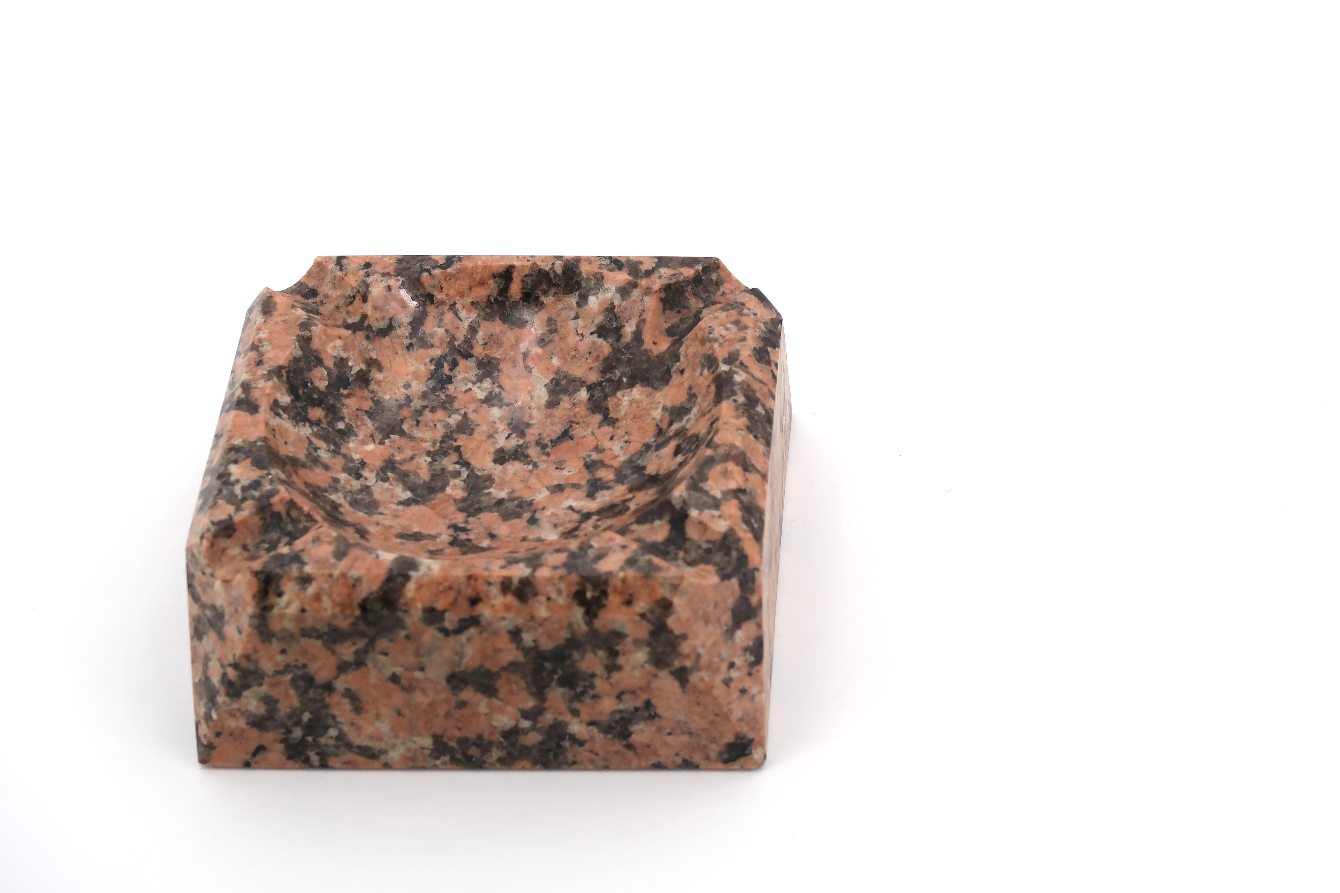 Cendrier en granit rose, années 50