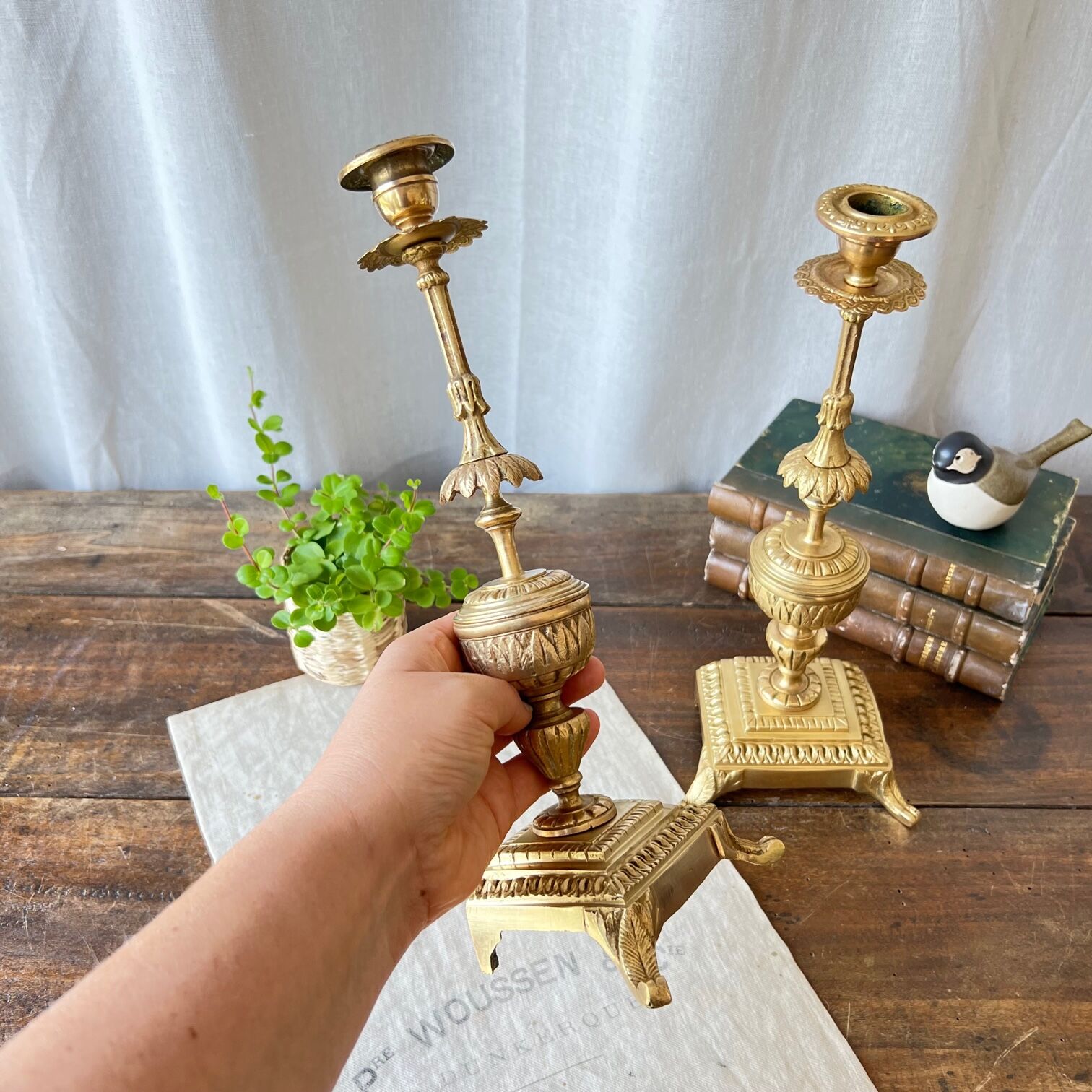 Duo de bougeoirs anciens en bronze