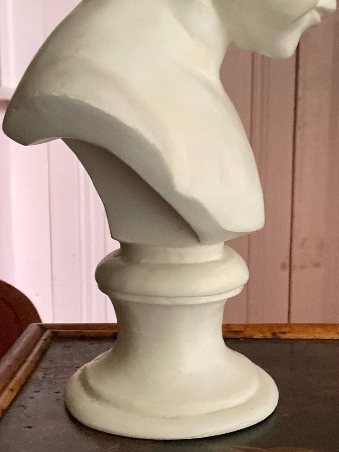 Sculpture en plâtre, buste d’enfant la boudeuse