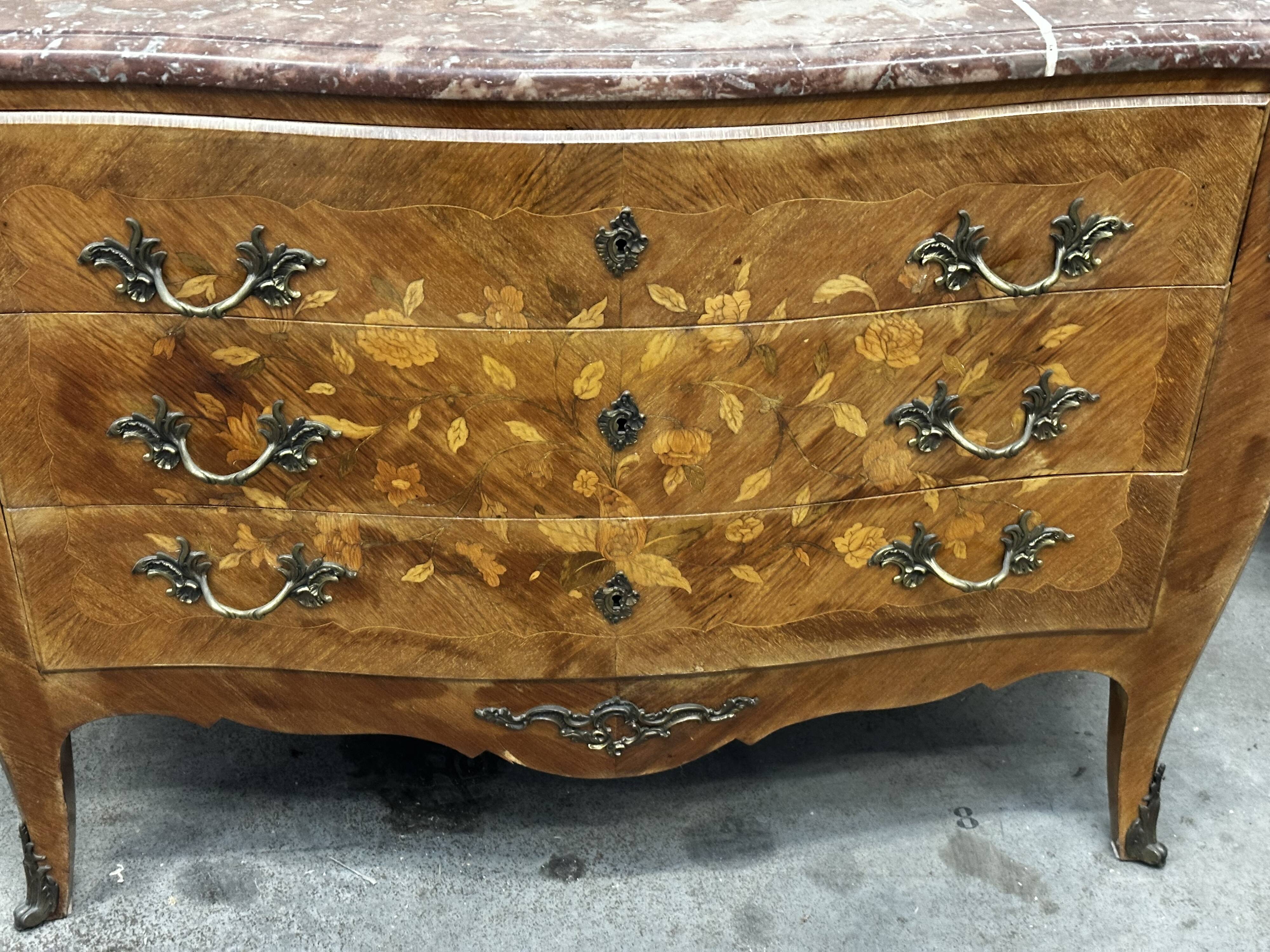 Curved and inlaid chest of drawers, Louis XV style, late 19th-early 20th century