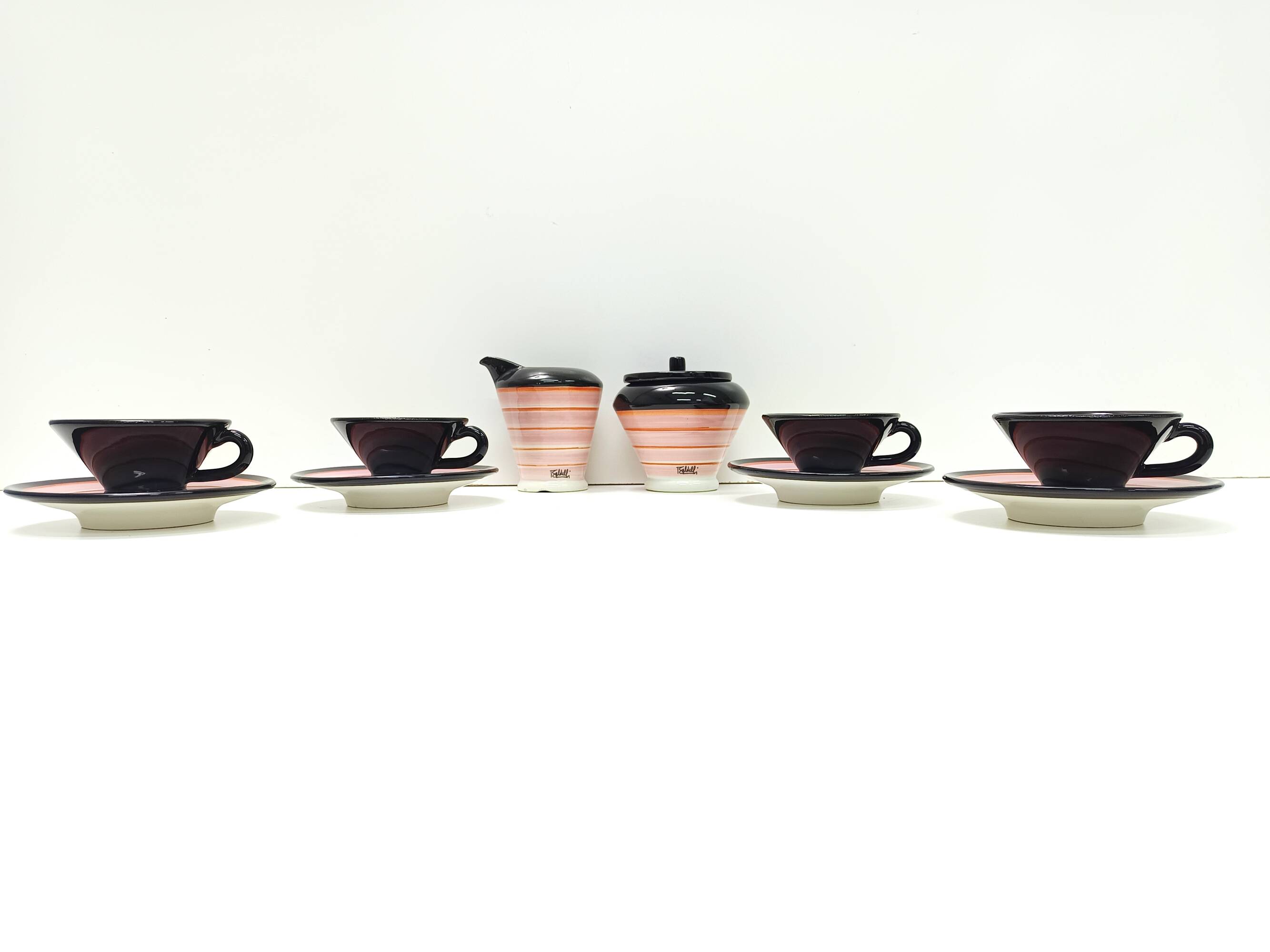 Quatre tasses à café en céramique par Baldelli avec un pichet à lait et un sucrier, Italie.