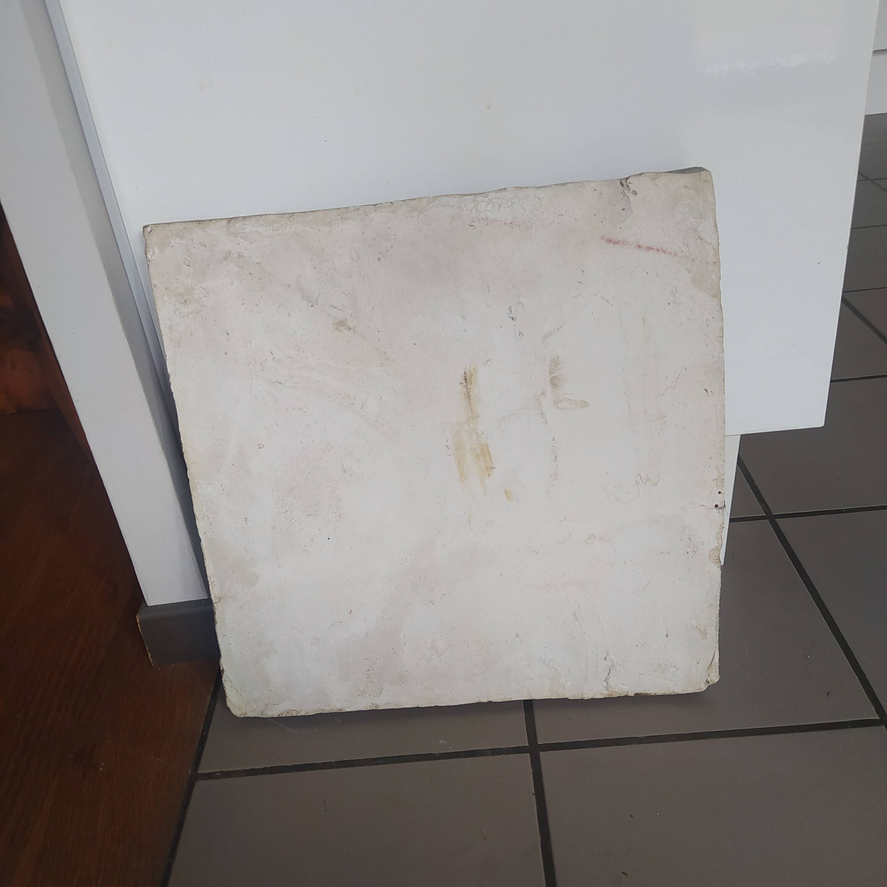 Bas relief en pierre style Art Déco, femme cheveux au vent